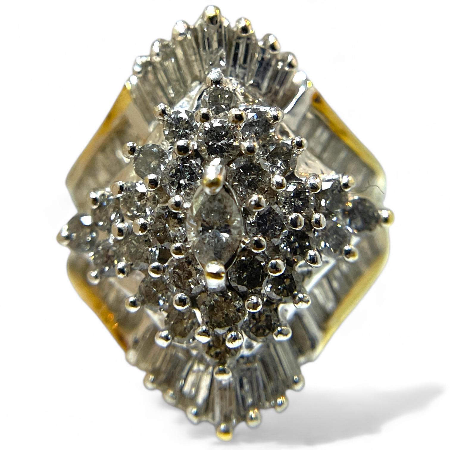Anello con cluster di diamanti tondi e baguette da 2 carati In condizioni ottime in vendita a New York, NY