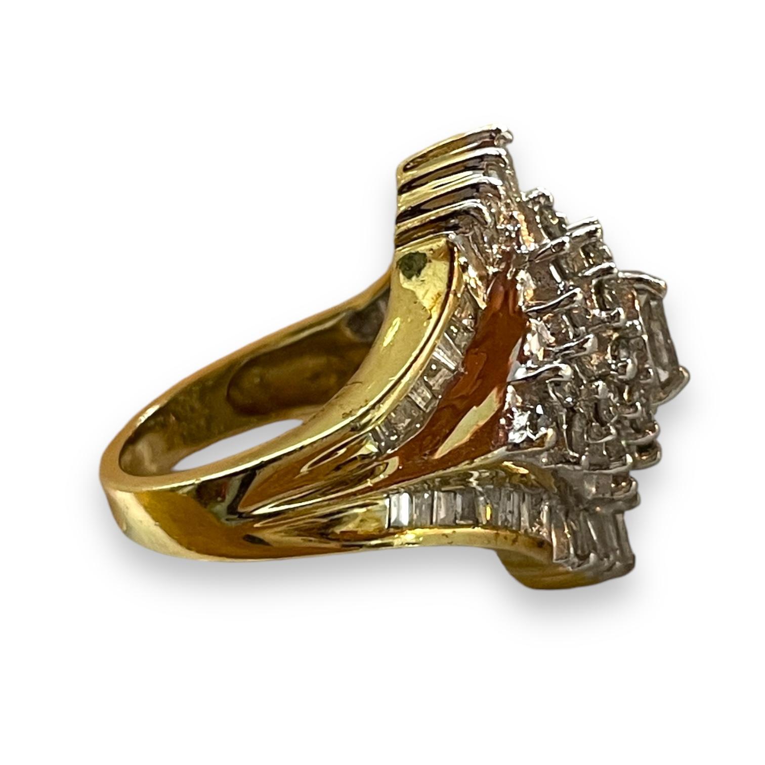 Anello con cluster di diamanti tondi e baguette da 2 carati in vendita 1