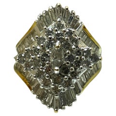Anillo en racimo de diamantes redondos y baguette de 2 quilates