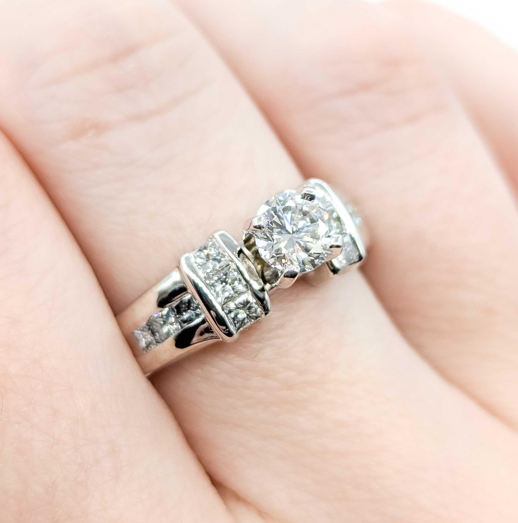 Exquisite Diamond Engagement Ring in 14k White Gold In Excellent Condition For Sale In Bloomington, MN