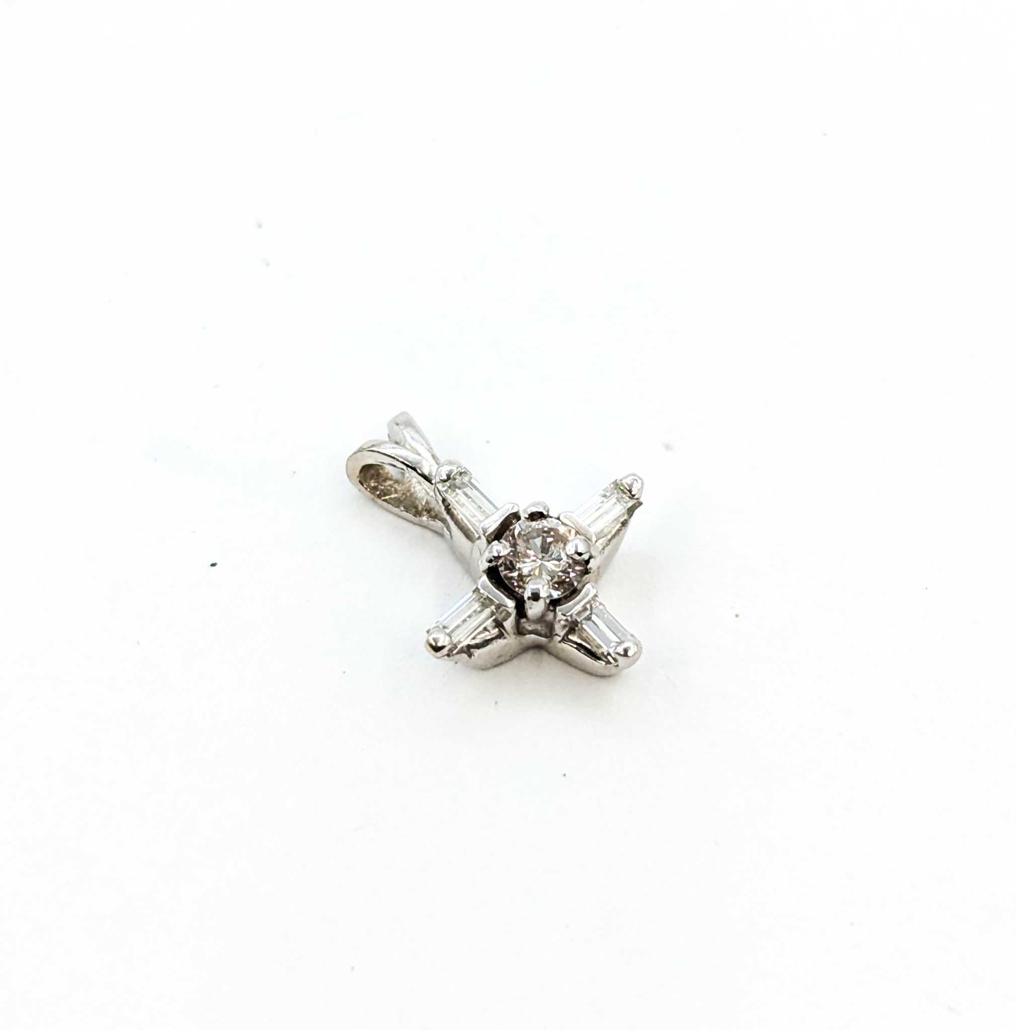 Exquisiter Diamant-Mode-Anhänger aus 14k Weißgold

Wir stellen Ihnen diesen exquisiten, aus luxuriösem 14-karätigem Weißgold gefertigten Diamantanhänger vor. Der Anhänger besticht durch sein klassisches Kreuzmotiv, das Vertrauen und Eleganz