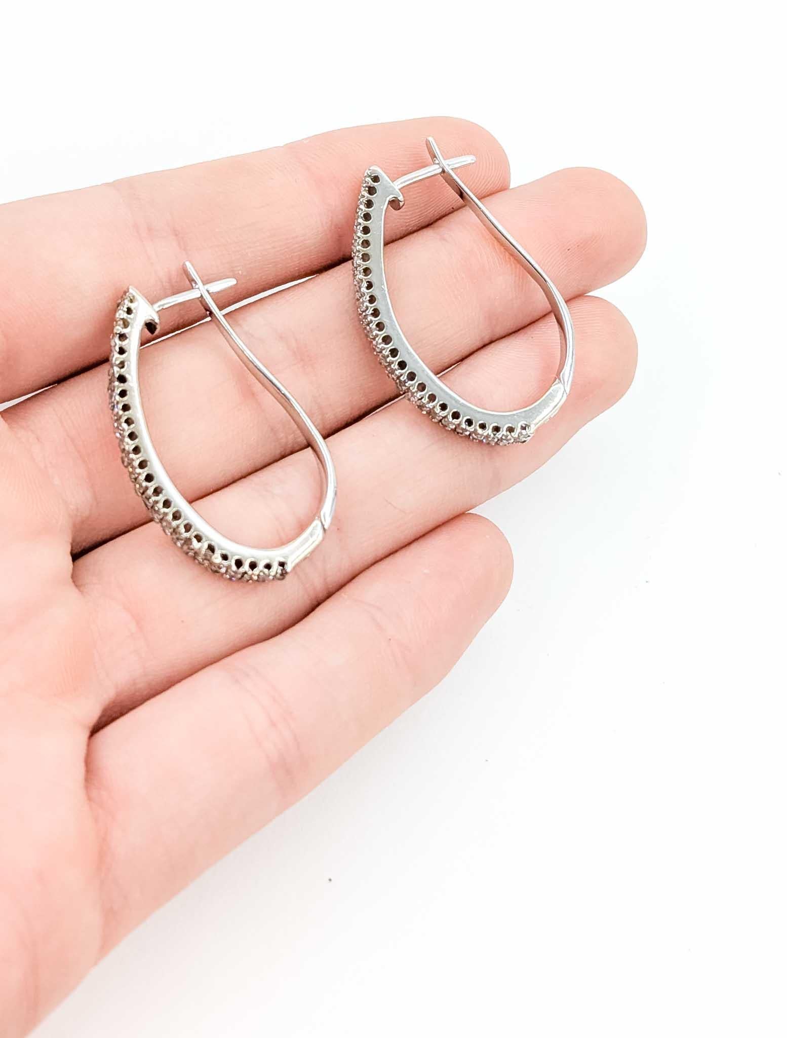 Exquisite Diamond Half Hoop Earrings in 14k White Gold (Zeitgenössisch) im Angebot