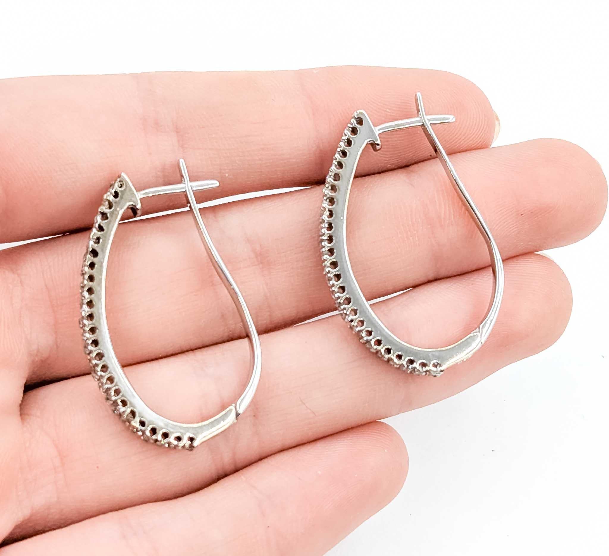 Exquisite Diamond Half Hoop Earrings in 14k White Gold (Rundschliff) im Angebot