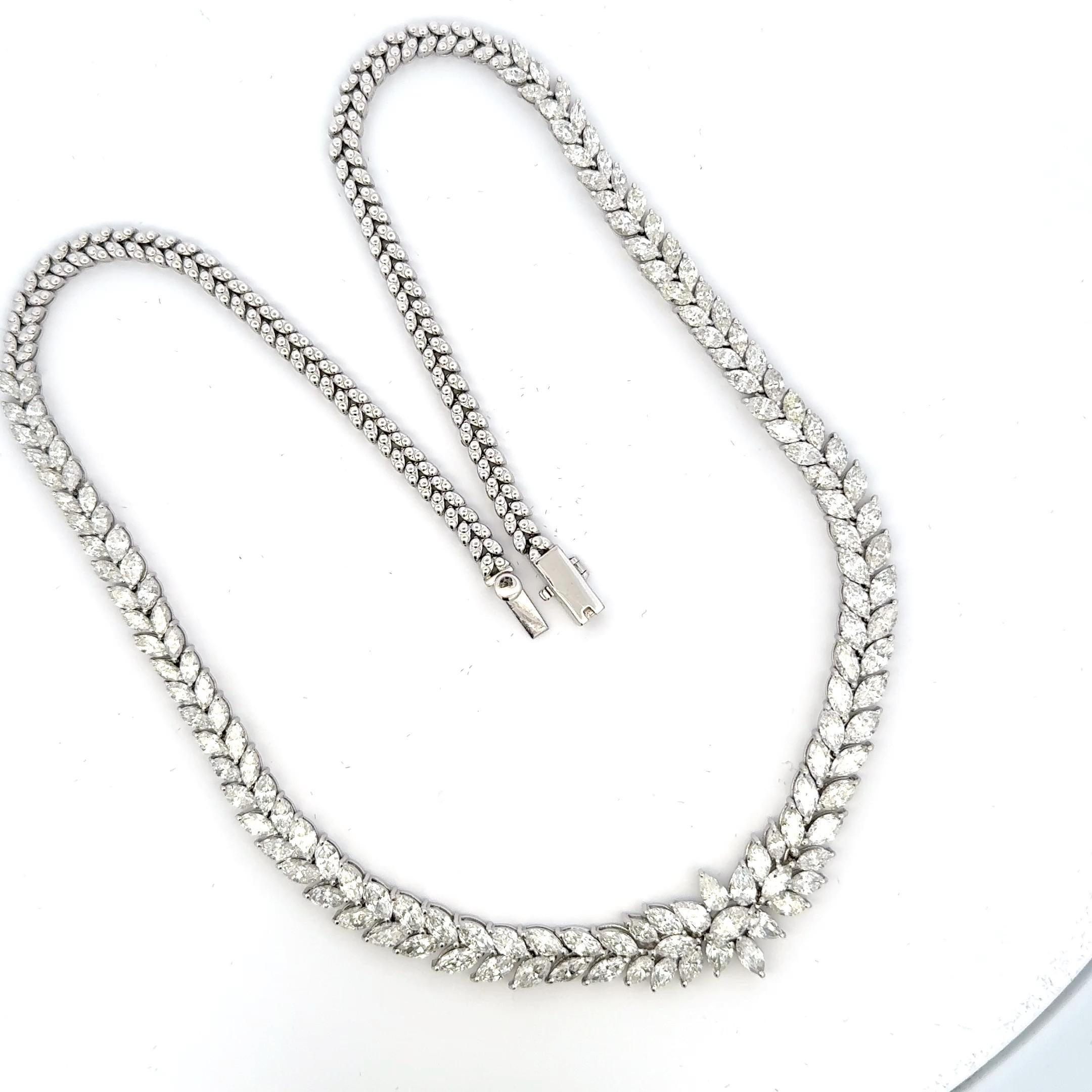 Questa squisita collana di diamanti a forma di marquise è caratterizzata da un'incredibile disposizione di diamanti a taglio marquise, ognuno dei quali è incastonato con cura per evidenziare la sua forma allungata e simmetrica. I diamanti sono