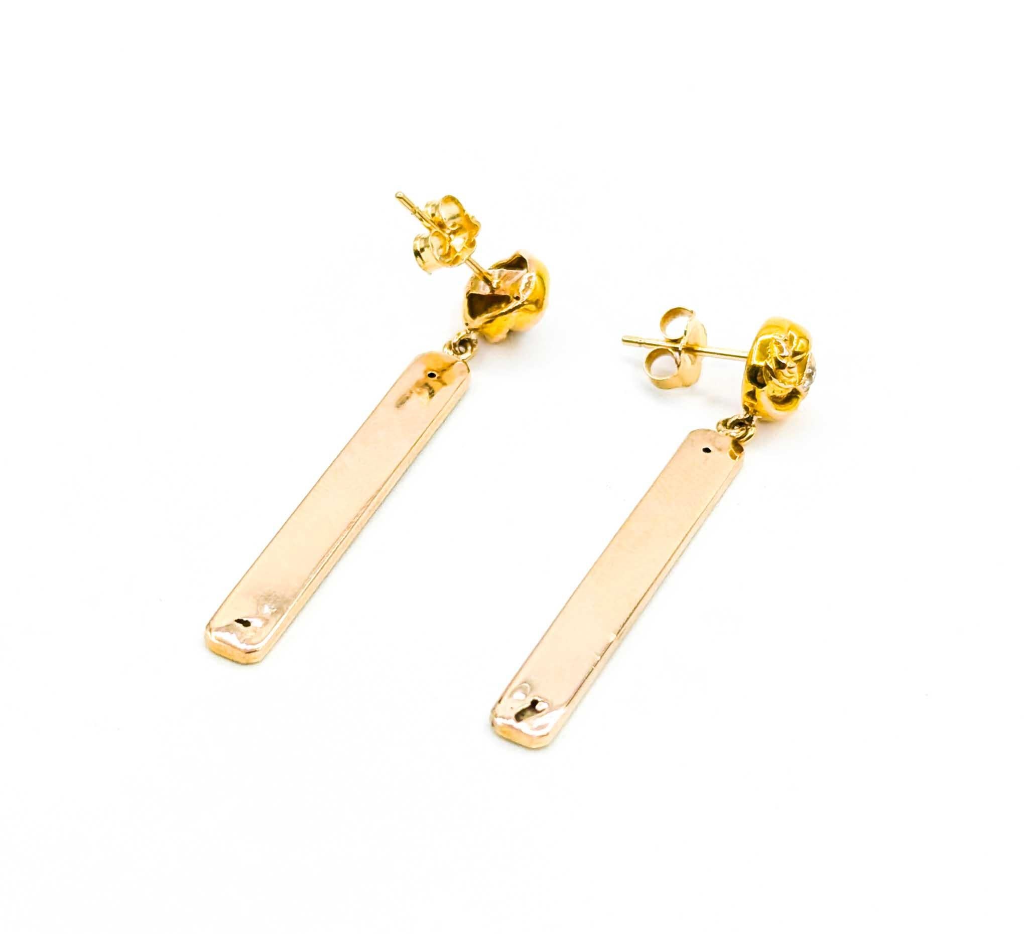 Exquisite Diamond, Pearl, and Blue Enamel Earrings in 14k Yellow Gold Bar Dangle in vendita 1