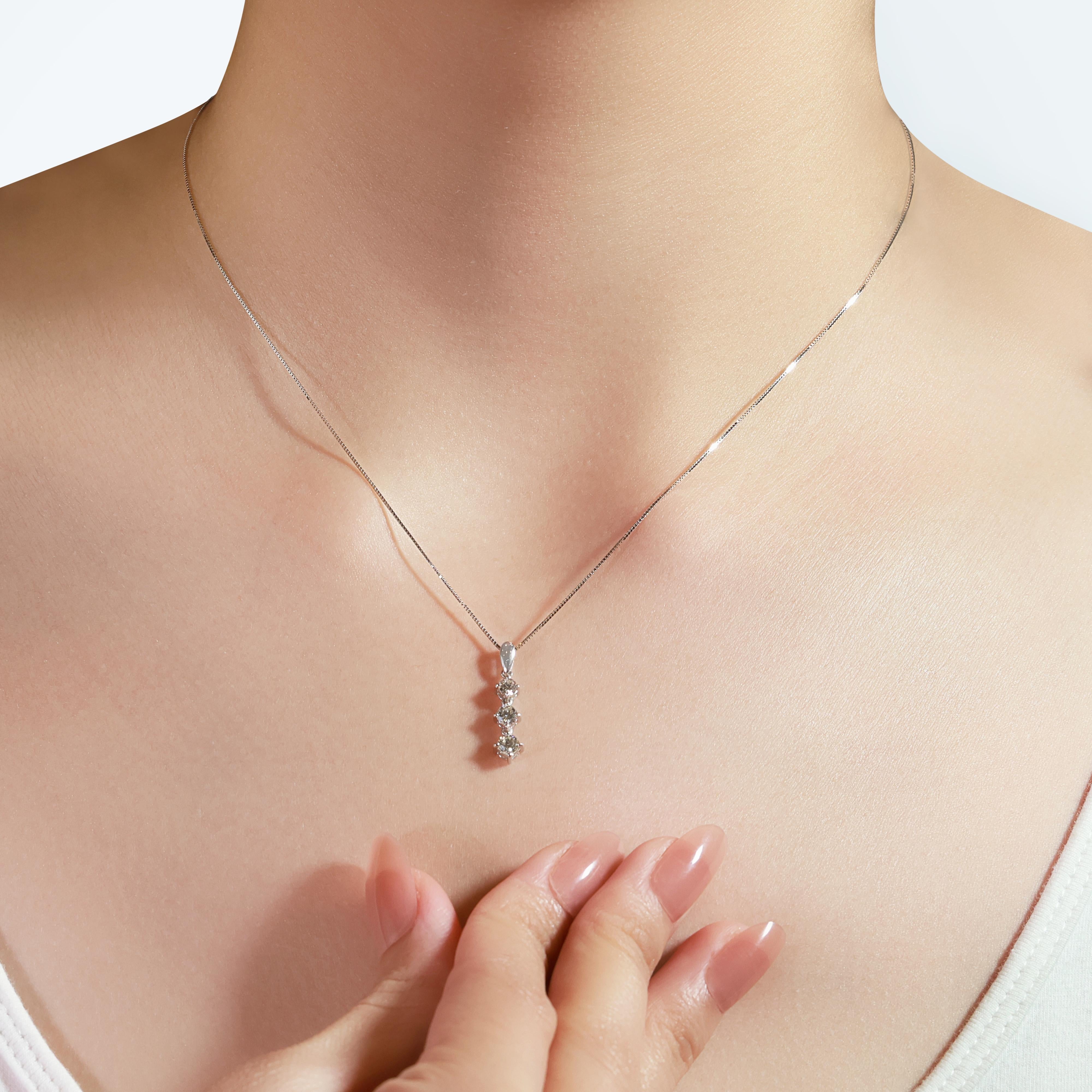 Questo pezzo è realizzato in oro bianco 14 carati e presenta tre diamanti rotondi con taglio a brillante, ciascuno con un peso totale di 0,4 carati. I diamanti hanno una gradazione di colore G e una gradazione di purezza VS, assicurando un alto