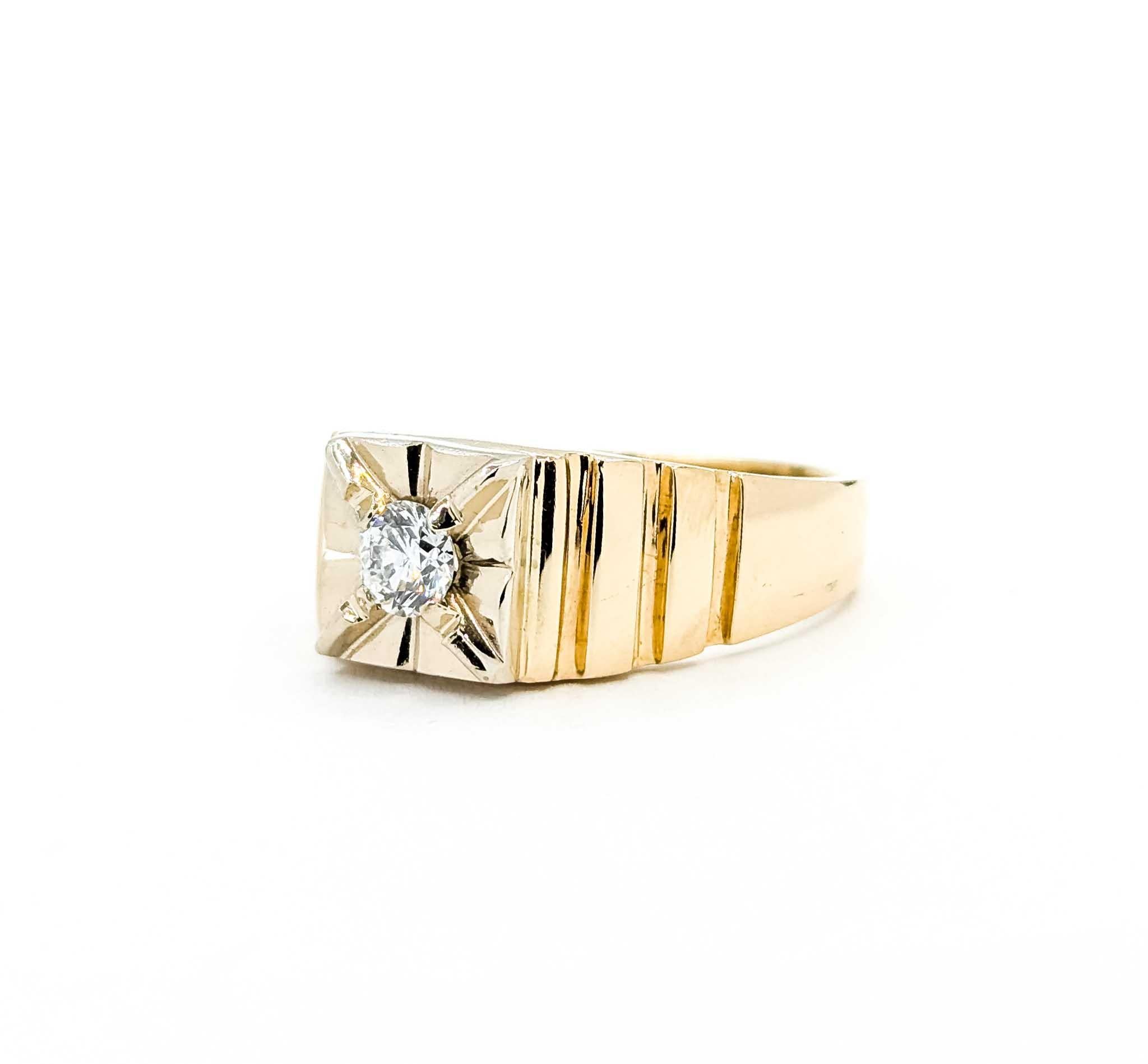 Contemporary Exquisite Diamond Ring in Yellow Gold For Sale