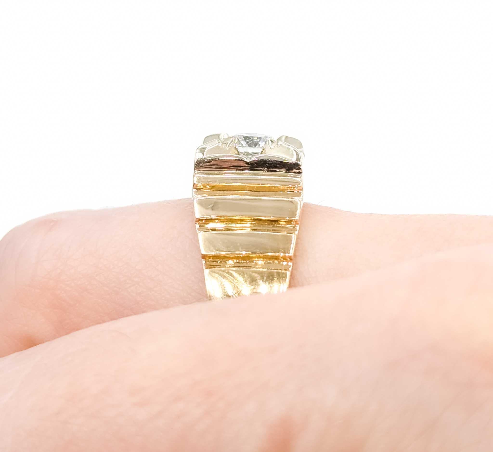 Round Cut Exquisite Diamond Ring in Yellow Gold For Sale