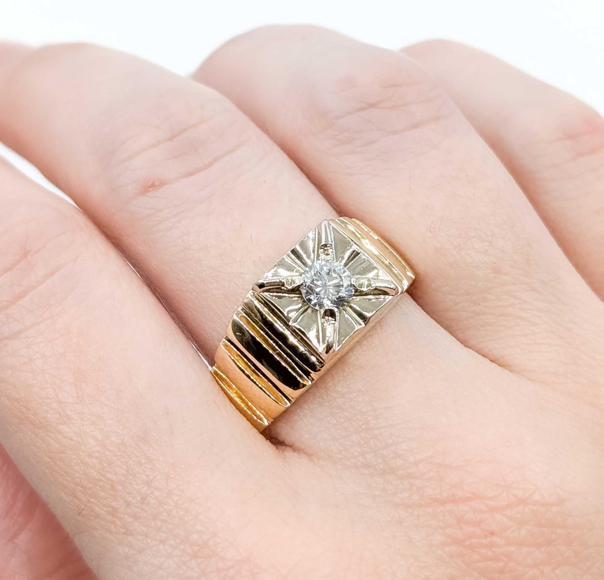 Exquisite Diamond Ring in Yellow Gold In Excellent Condition For Sale In Bloomington, MN
