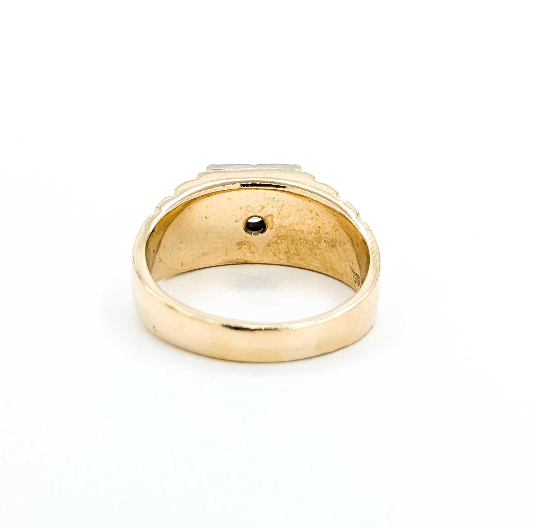 Exquisite Diamond Ring in Yellow Gold For Sale 1