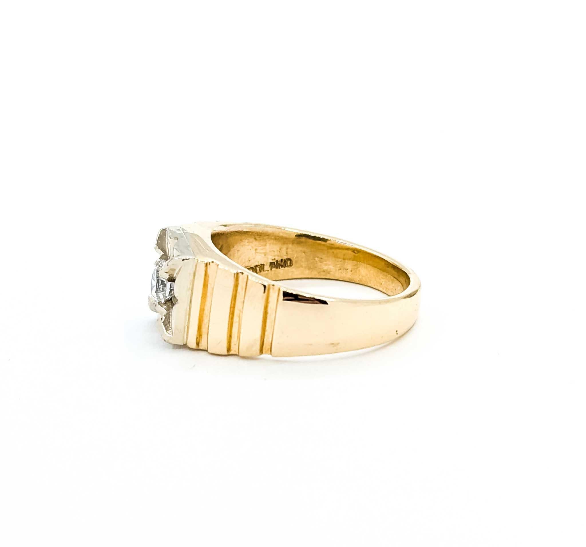 Exquisite Diamond Ring in Yellow Gold For Sale 3