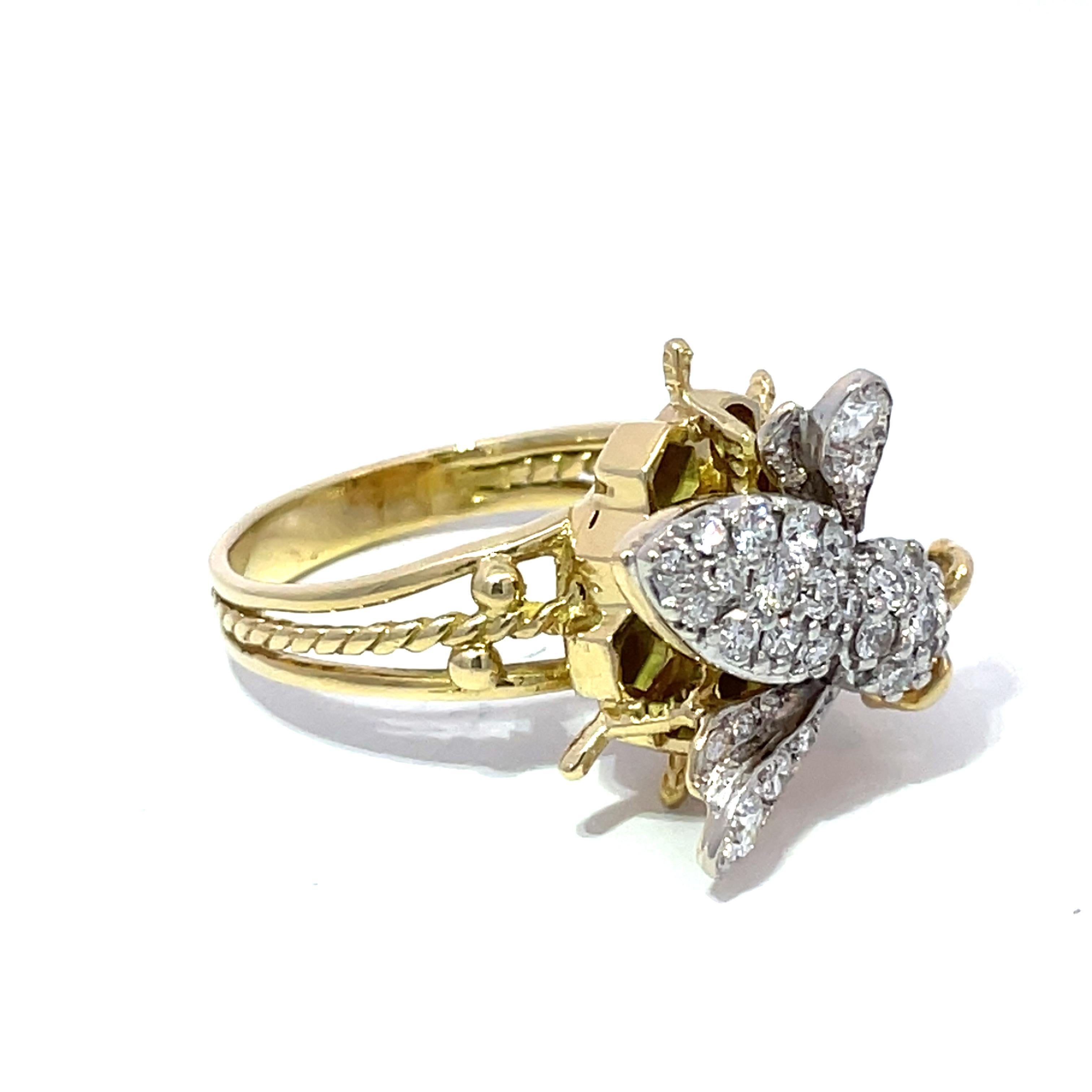 Entdecken Sie die Faszination unseres exquisiten Diamantrings aus 18 Karat Gelbgold, einem Meisterwerk des modernen Schmuckdesigns. Dieser Cocktailring ist mit einem bezaubernden Bienenmotiv versehen, das mit runden weißen Diamanten von insgesamt