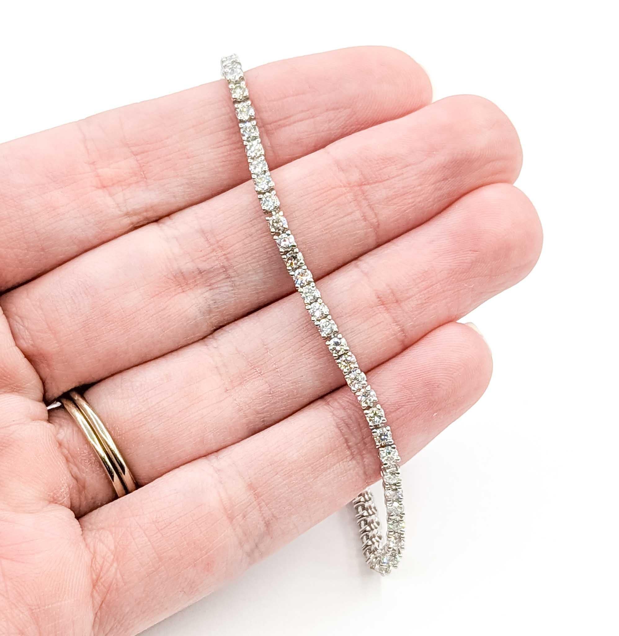 Exquisite Diamond Tennis Bracelet in 14K White Gold In Excellent Condition For Sale In Bloomington, MN