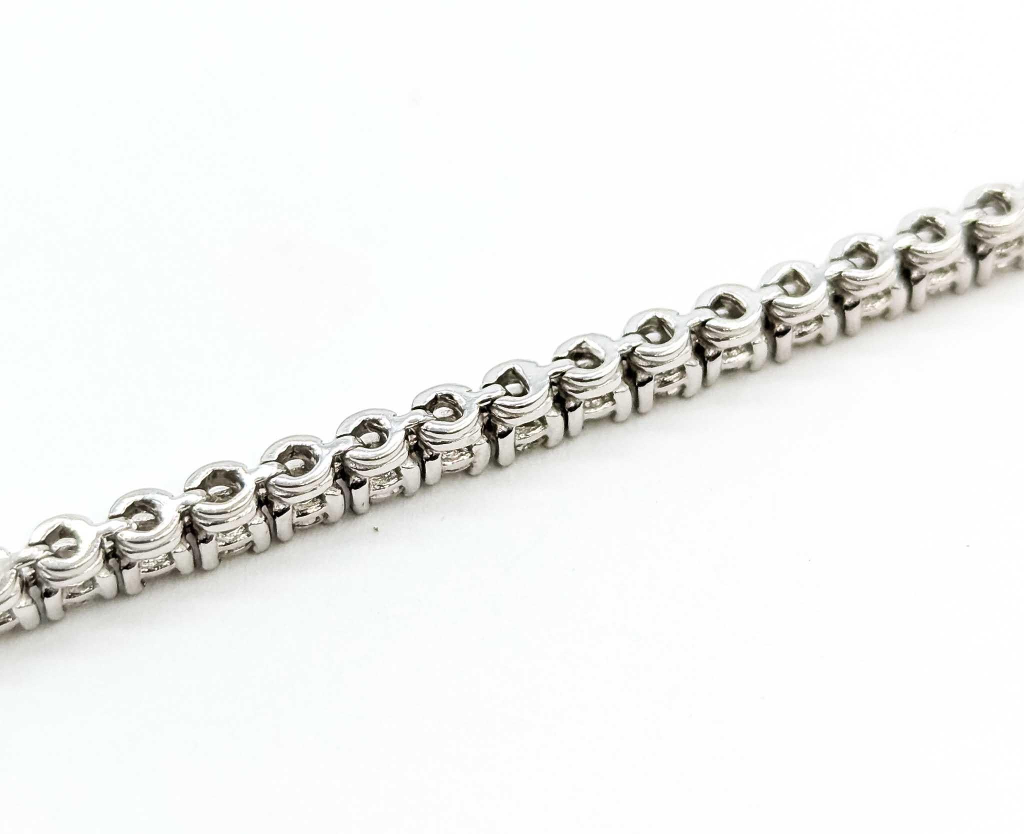 Exquisite Diamond Tennis Bracelet in 14K White Gold For Sale 3