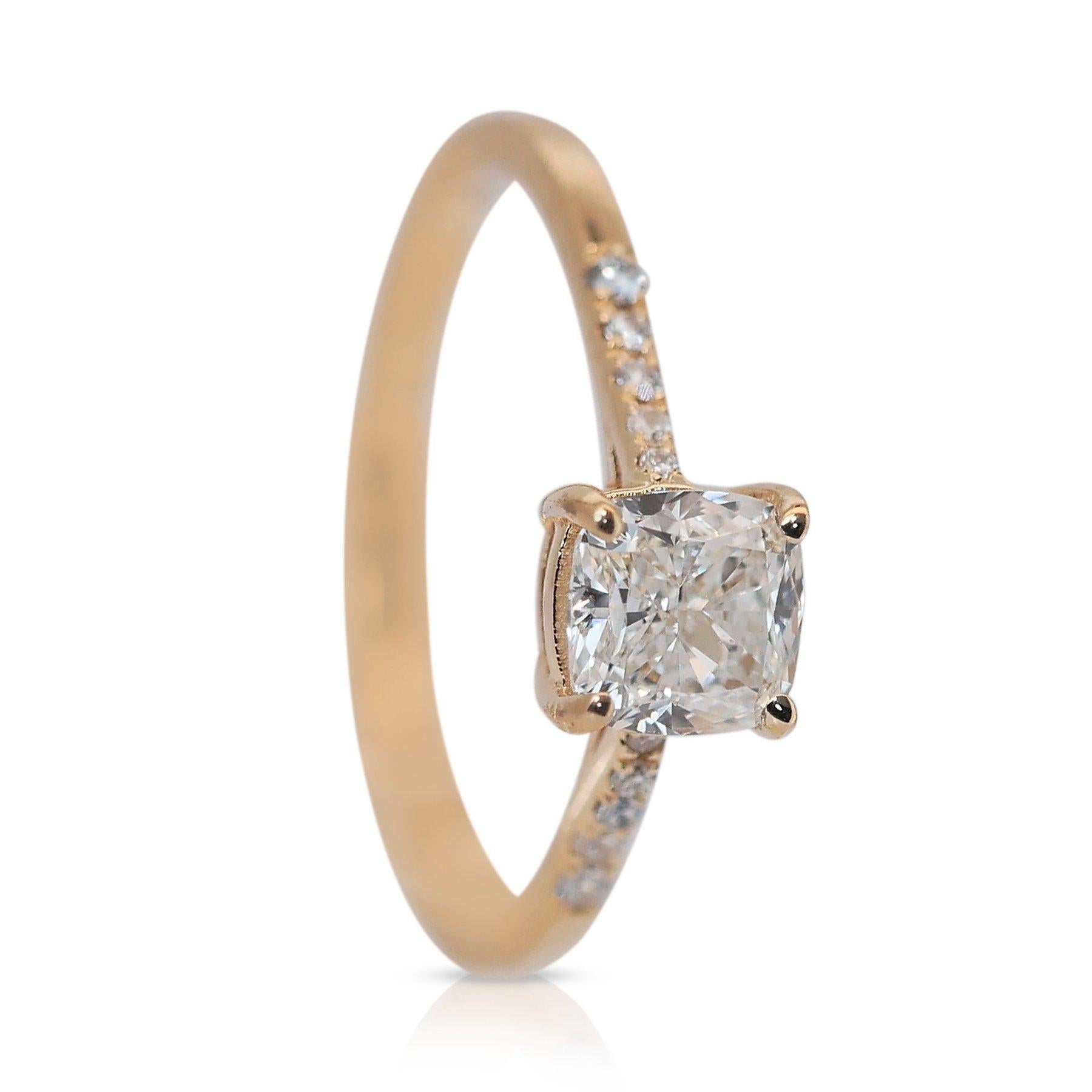 Squisito anello con doppio eccellente diamante taglio ideale e pavé in oro giallo 18k In condizioni Nuovo in vendita a רמת גן, IL