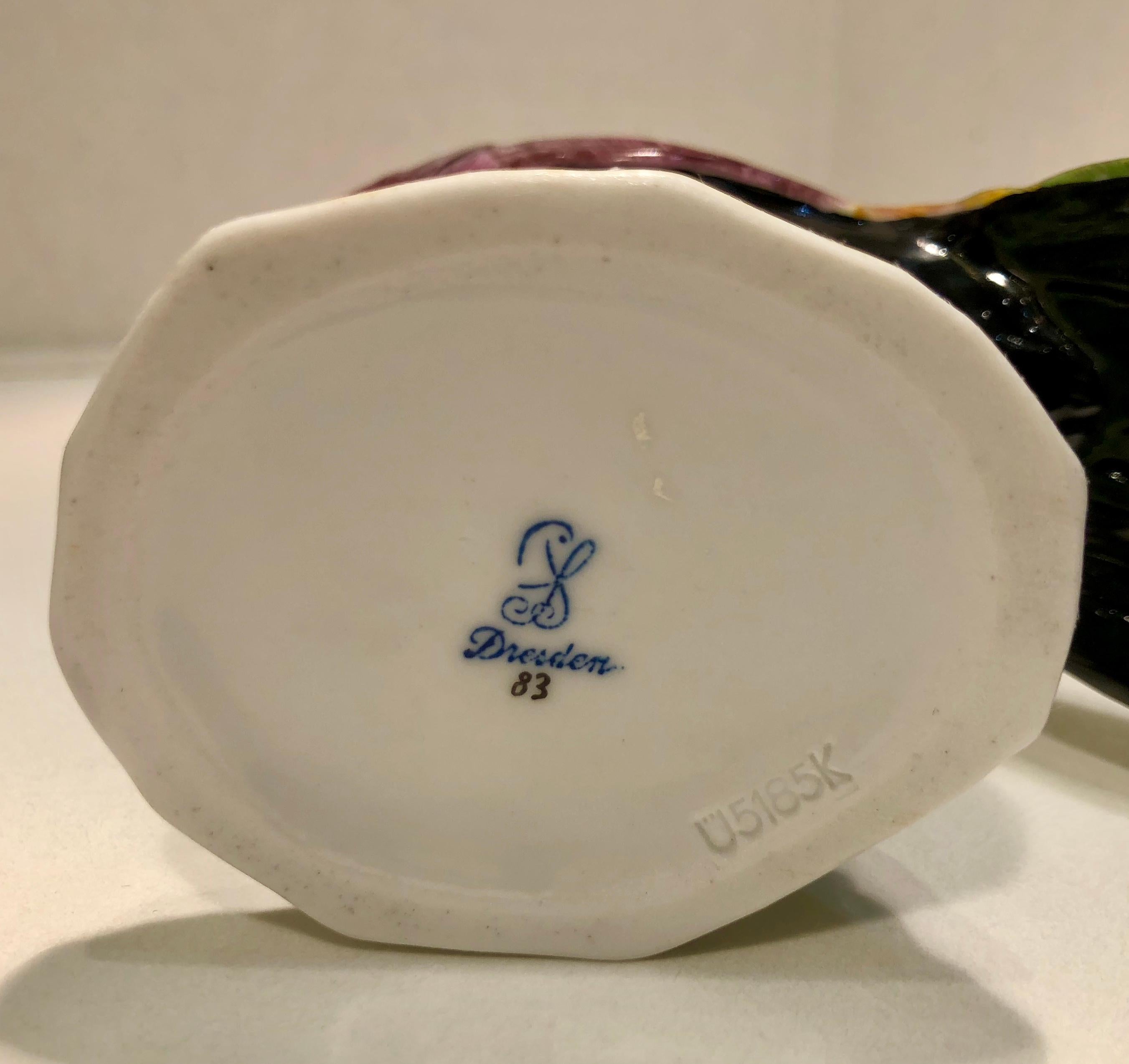 Exquisita Figurilla de Porcelana Dresden Porcelain Peacock Tail Closed Facing Forward Alemania en venta 7