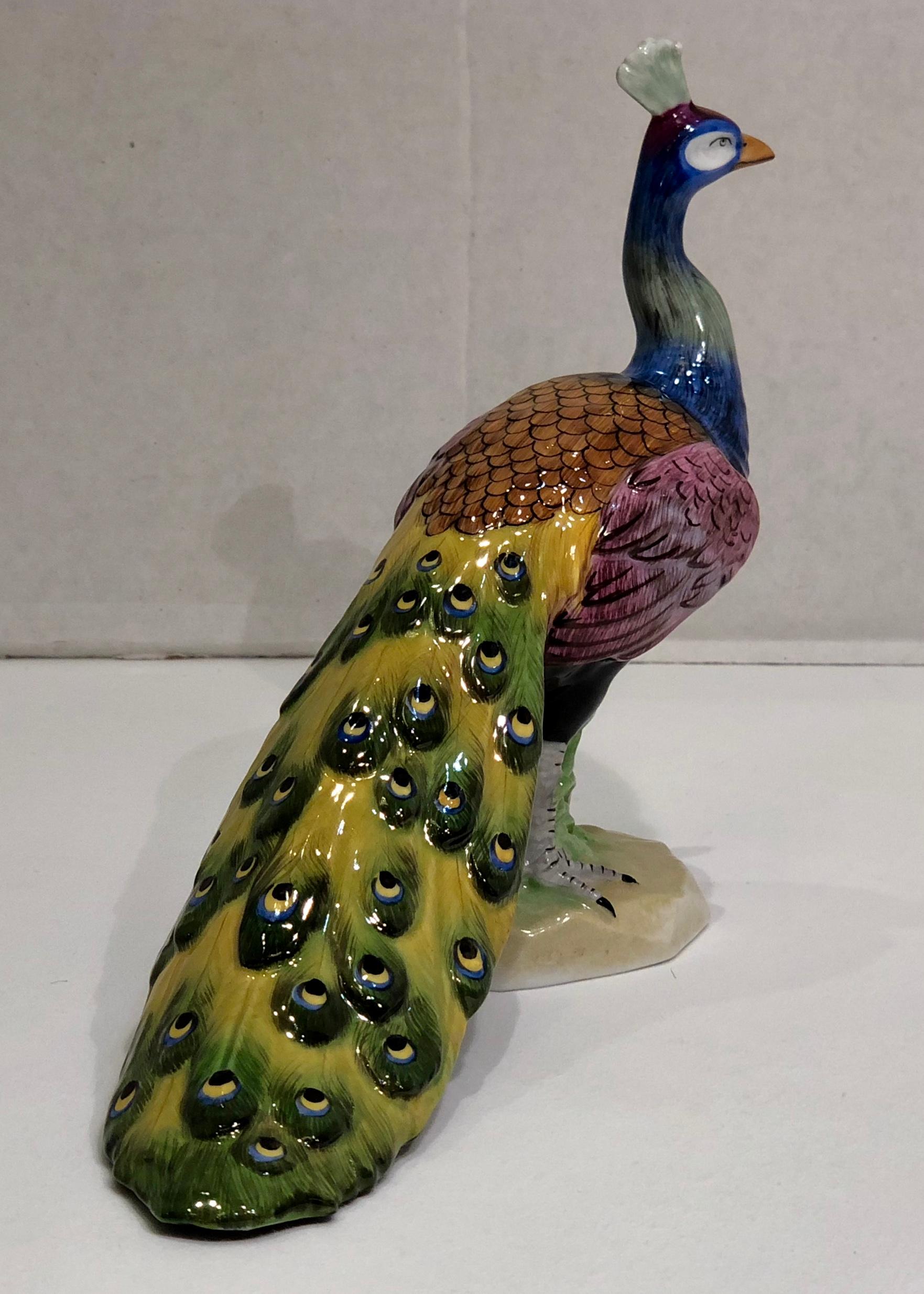 Fait main Exquise Dresden Porcelain Peacock Tail Closed Facing Forward Figurine Germany en vente