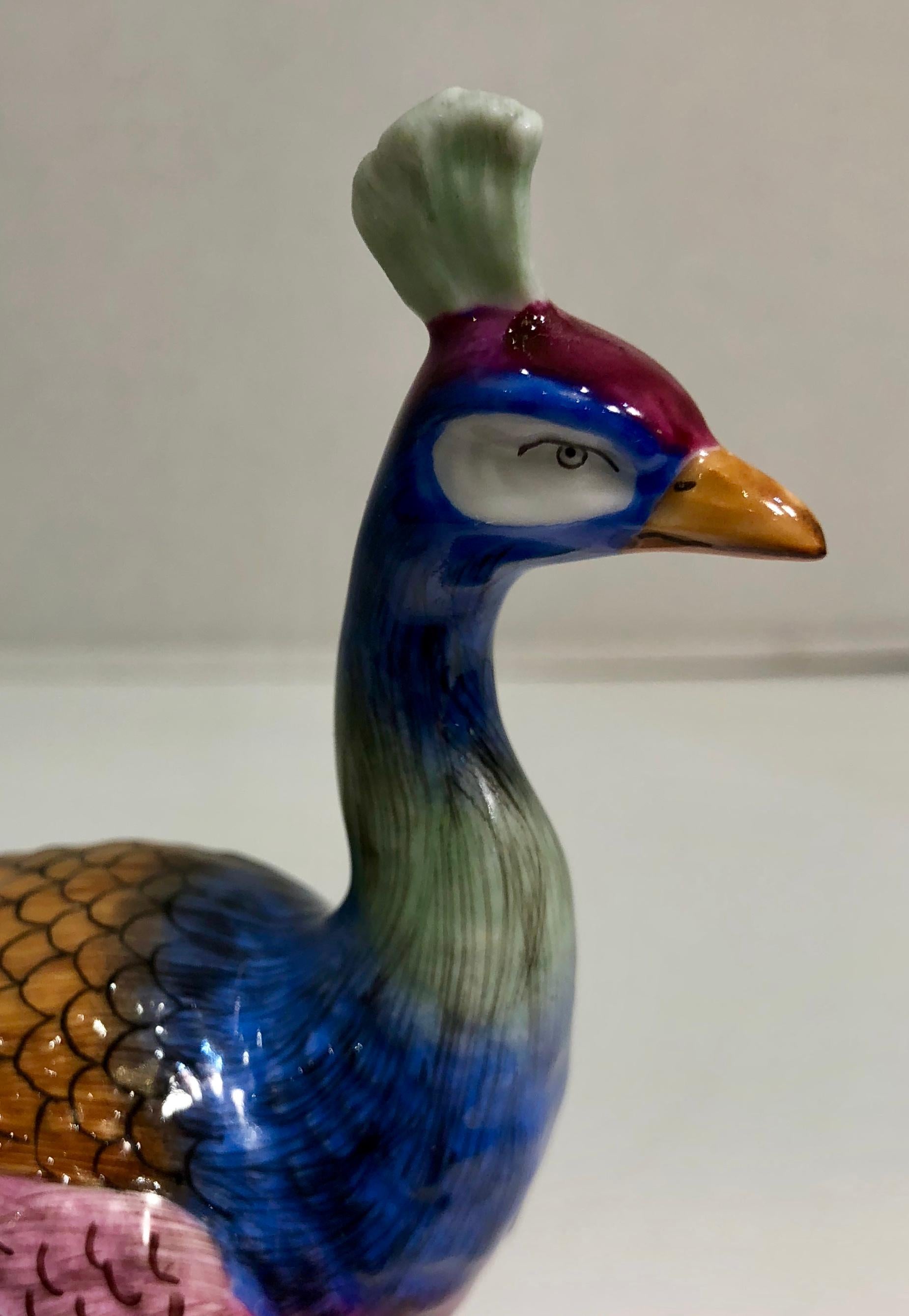 Exquise Dresden Porcelain Peacock Tail Closed Facing Forward Figurine Germany Excellent état - En vente à Tustin, CA