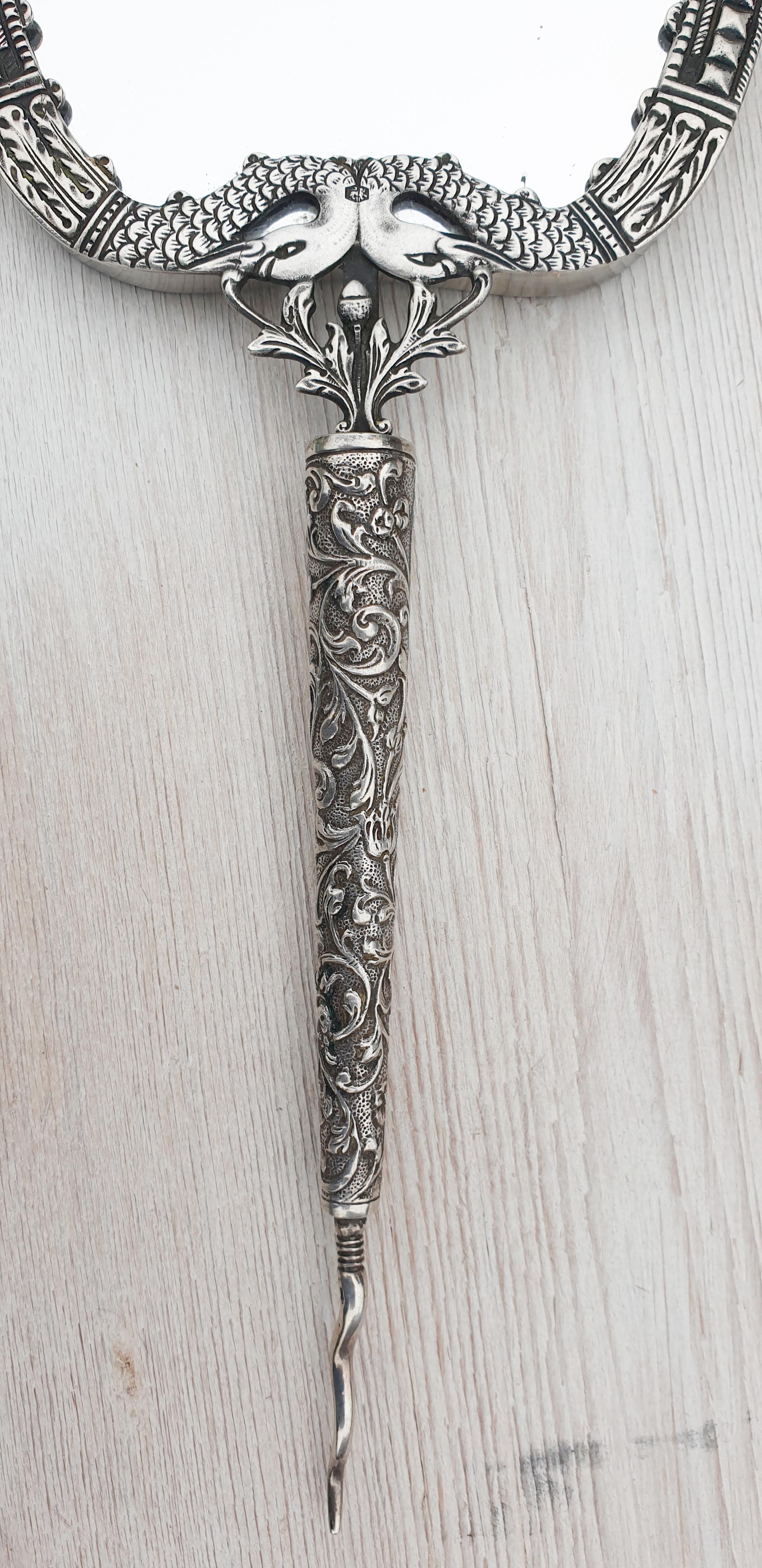 Exquisite Silber Mitte des Jahrhunderts Schwäne Hand Spiegel mit dem Jahr Buchstaben w für 1956 markiert.
Minerva Kopf mit dem a für Amsterdam.
In sehr gutem Zustand.

Maße: 31,5 cm lang und 11,5 cm breit.