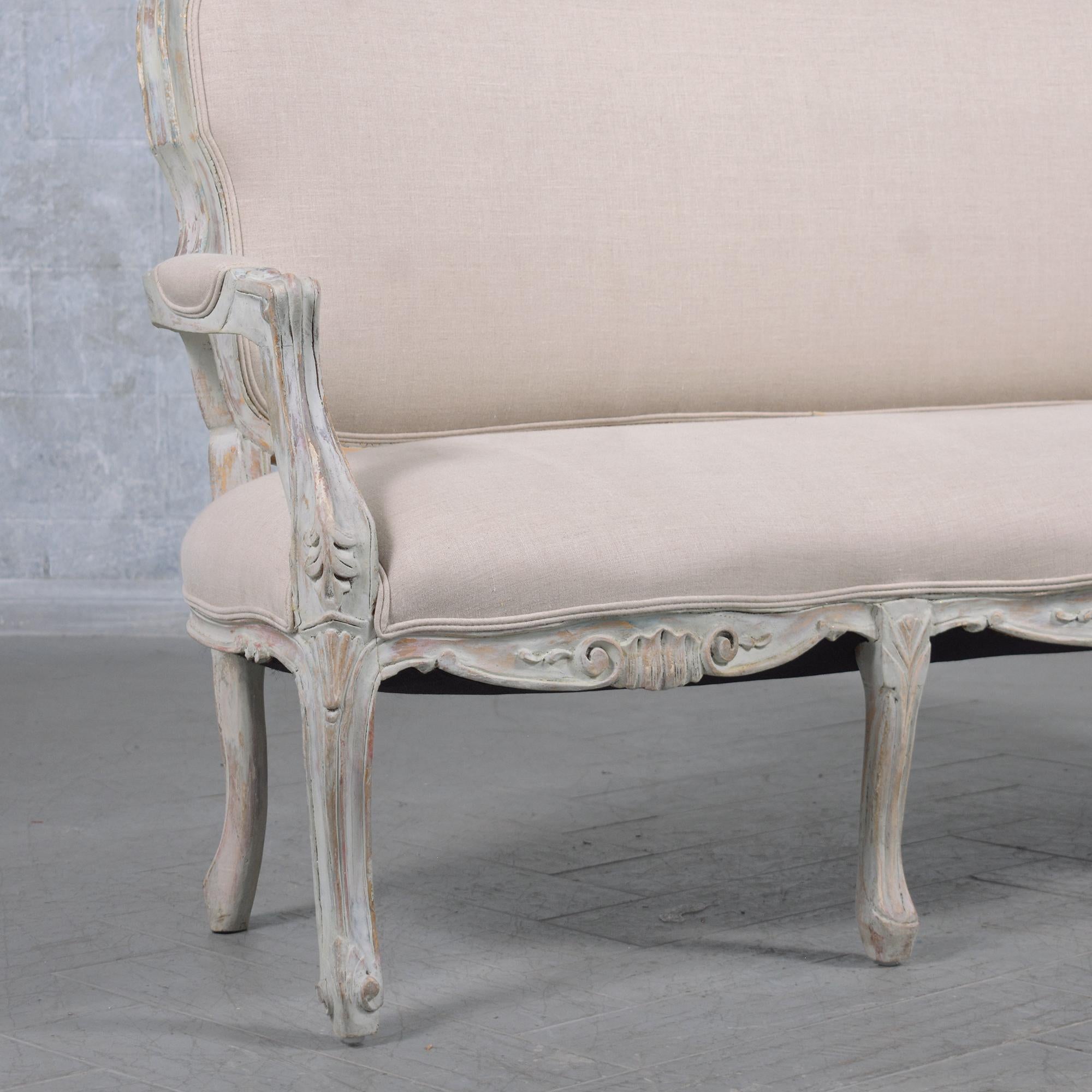 Französisches Sofa aus den frühen 1900er Jahren: Zeitlose Eleganz in handgeschnitztem Holz im Angebot 4
