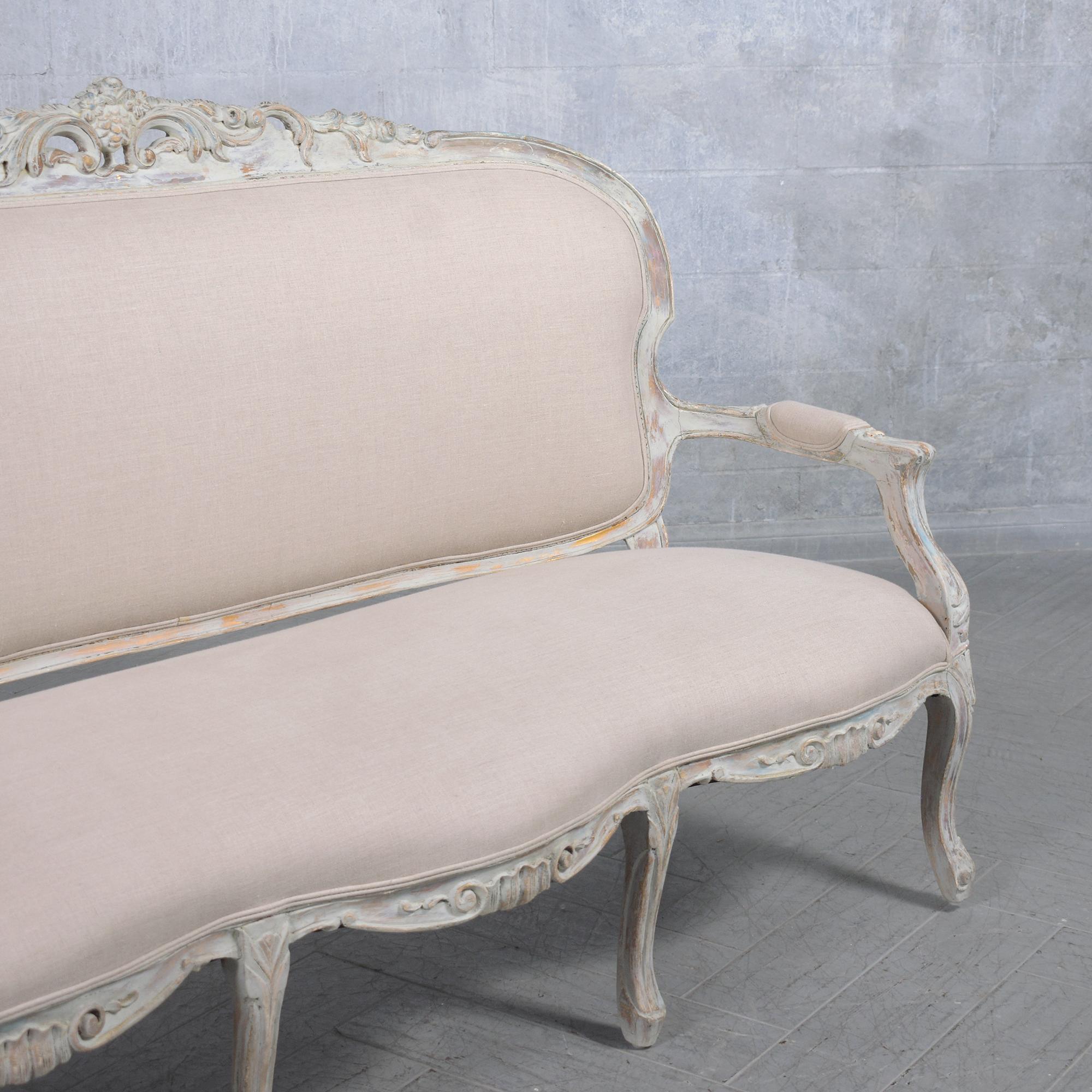 Französisches Sofa aus den frühen 1900er Jahren: Zeitlose Eleganz in handgeschnitztem Holz im Angebot 5