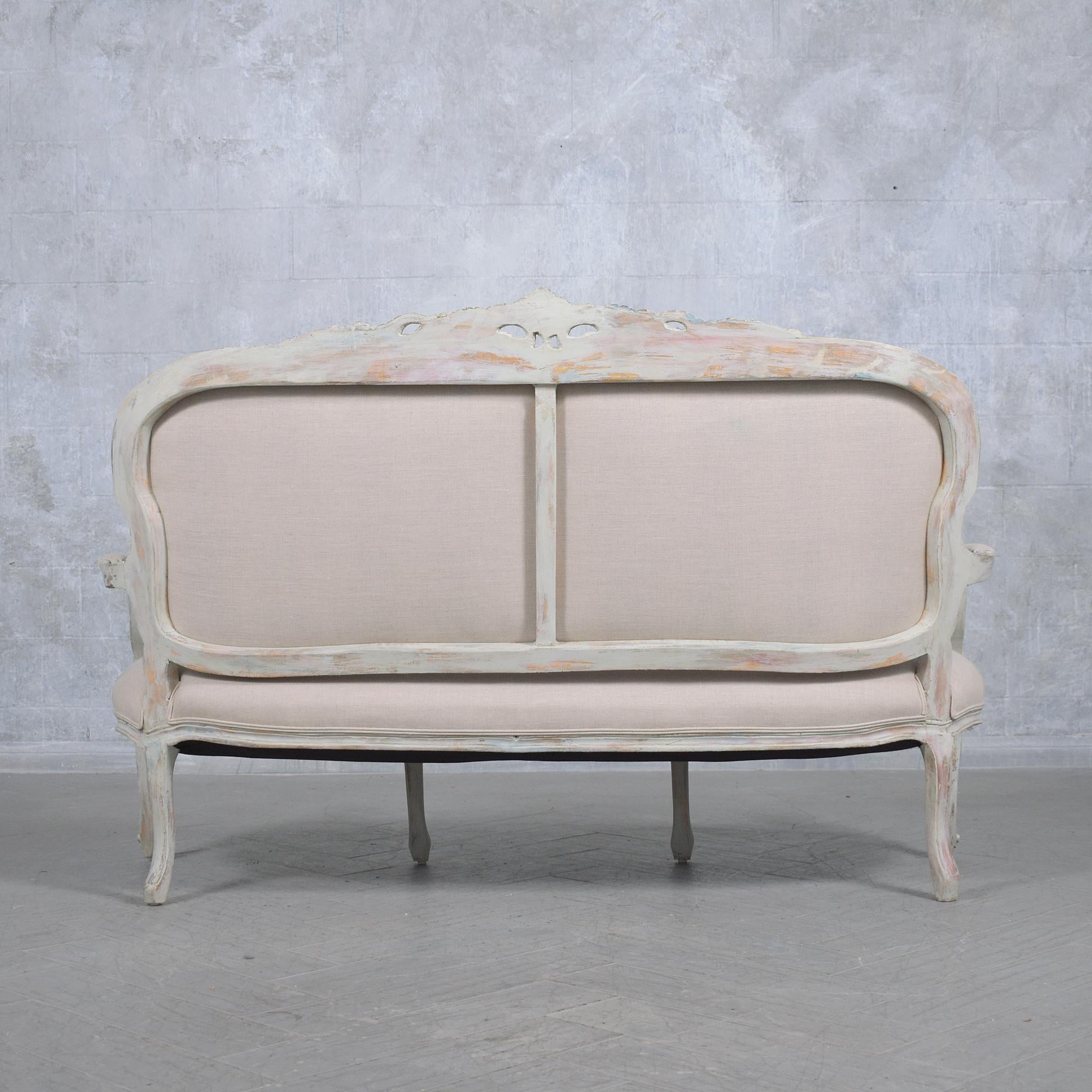 Französisches Sofa aus den frühen 1900er Jahren: Zeitlose Eleganz in handgeschnitztem Holz im Angebot 10