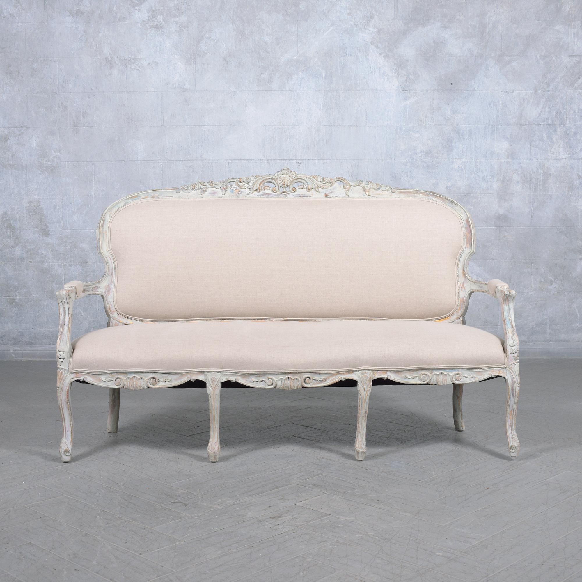 Versetzen Sie sich in die Vergangenheit mit unserem französischen Sofa aus dem Jahr 1900, einem Meisterwerk der Handwerkskunst und klassischen Schönheit. Von unserem Expertenteam fachmännisch restauriert, bewahrt dieses Vintage-Schmuckstück seine