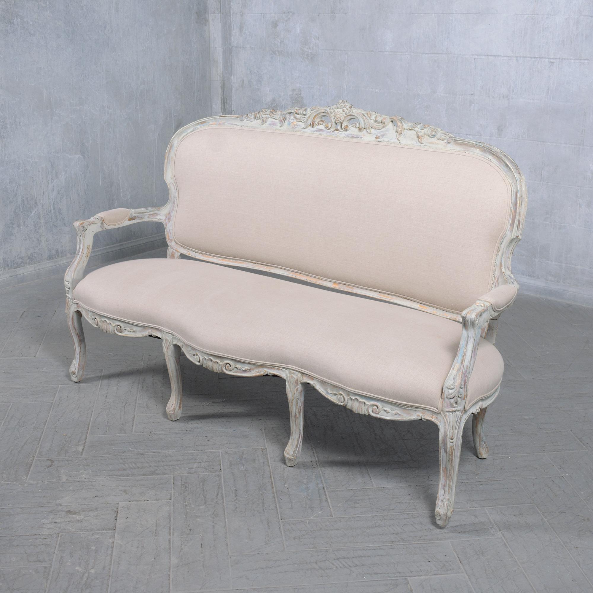 Französisches Sofa aus den frühen 1900er Jahren: Zeitlose Eleganz in handgeschnitztem Holz (Frühes 20. Jahrhundert) im Angebot