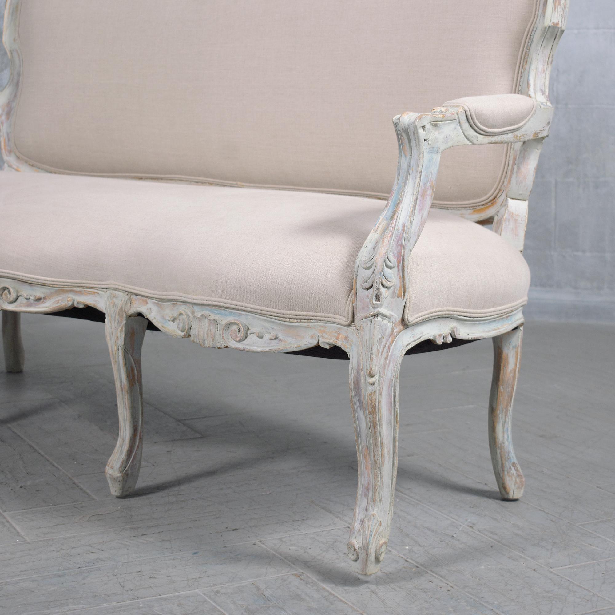 Französisches Sofa aus den frühen 1900er Jahren: Zeitlose Eleganz in handgeschnitztem Holz im Angebot 2