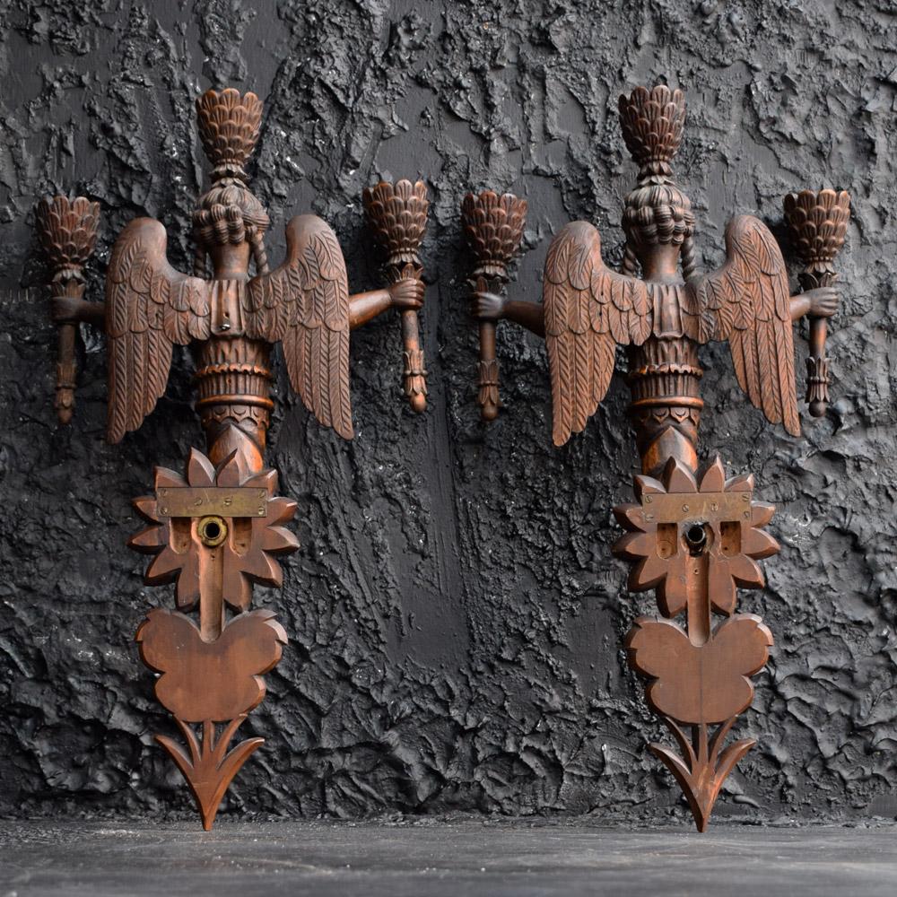 Exquisitos apliques neoclásicos de madera dorada tallada de principios del siglo XIX en venta 3