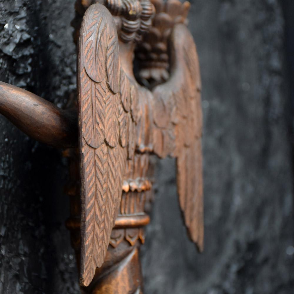 Exquisitos apliques neoclásicos de madera dorada tallada de principios del siglo XIX en venta 8