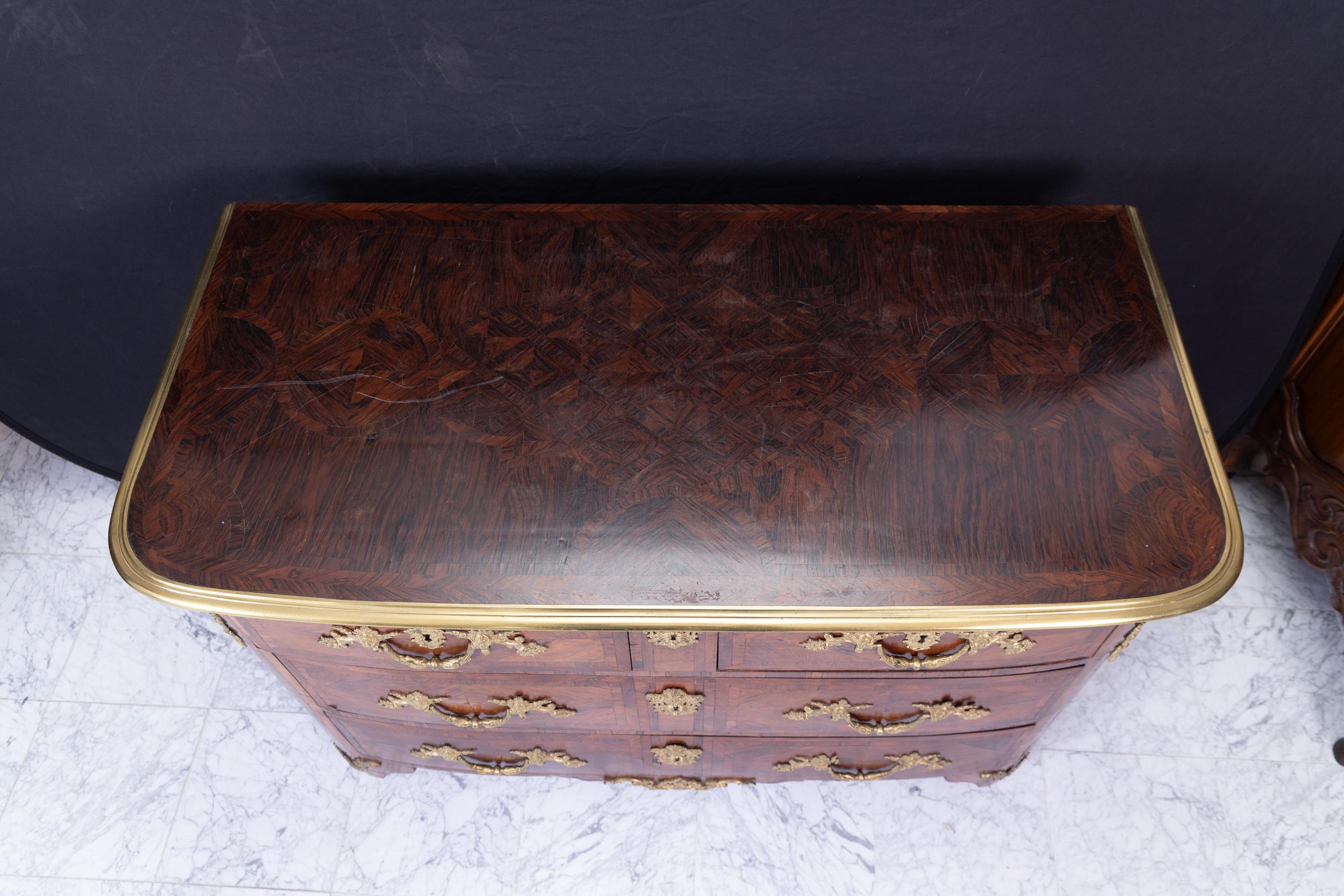 Exquisite Regence-Kommode mit drei Schubladen aus dem frühen 19. Jahrhundert und Bronze D'ore  im Angebot 2