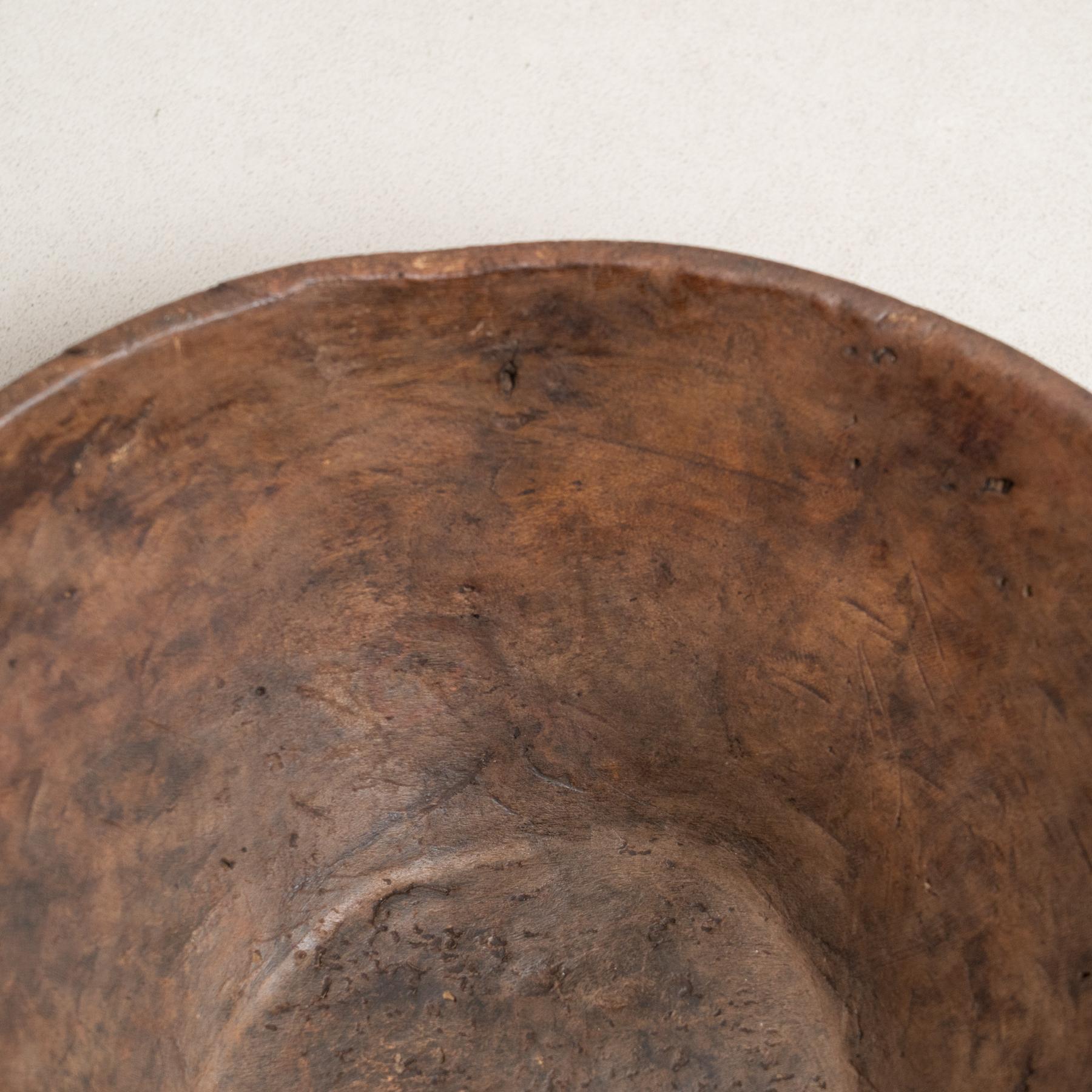 Exquisite Early 20th Century Italian Wooden Bowl -Sculptural Piece from the 1940 For Sale 8
