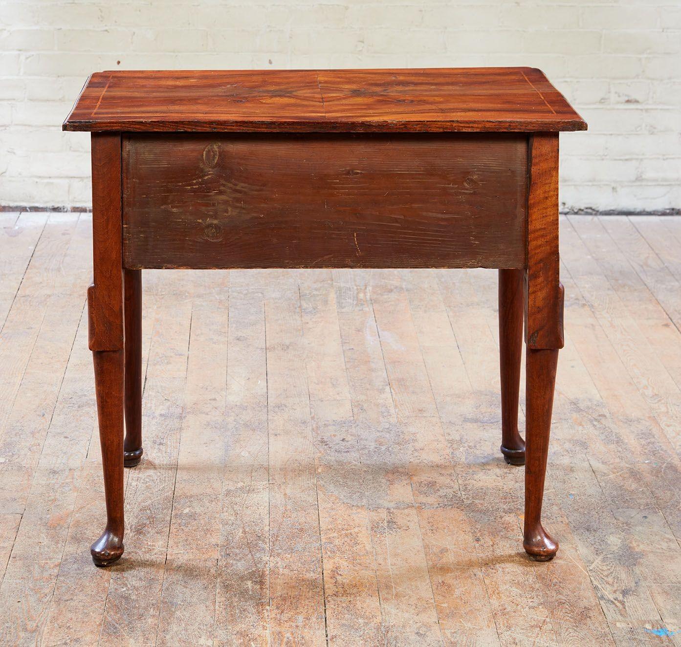 Exquisiter früher englischer Lowboy im Angebot 5
