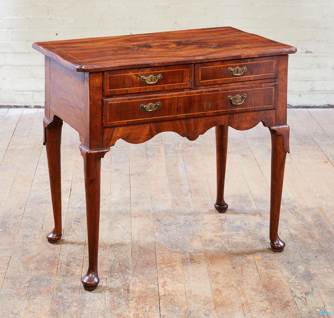 Exquisiter früher englischer Lowboy im Angebot 1