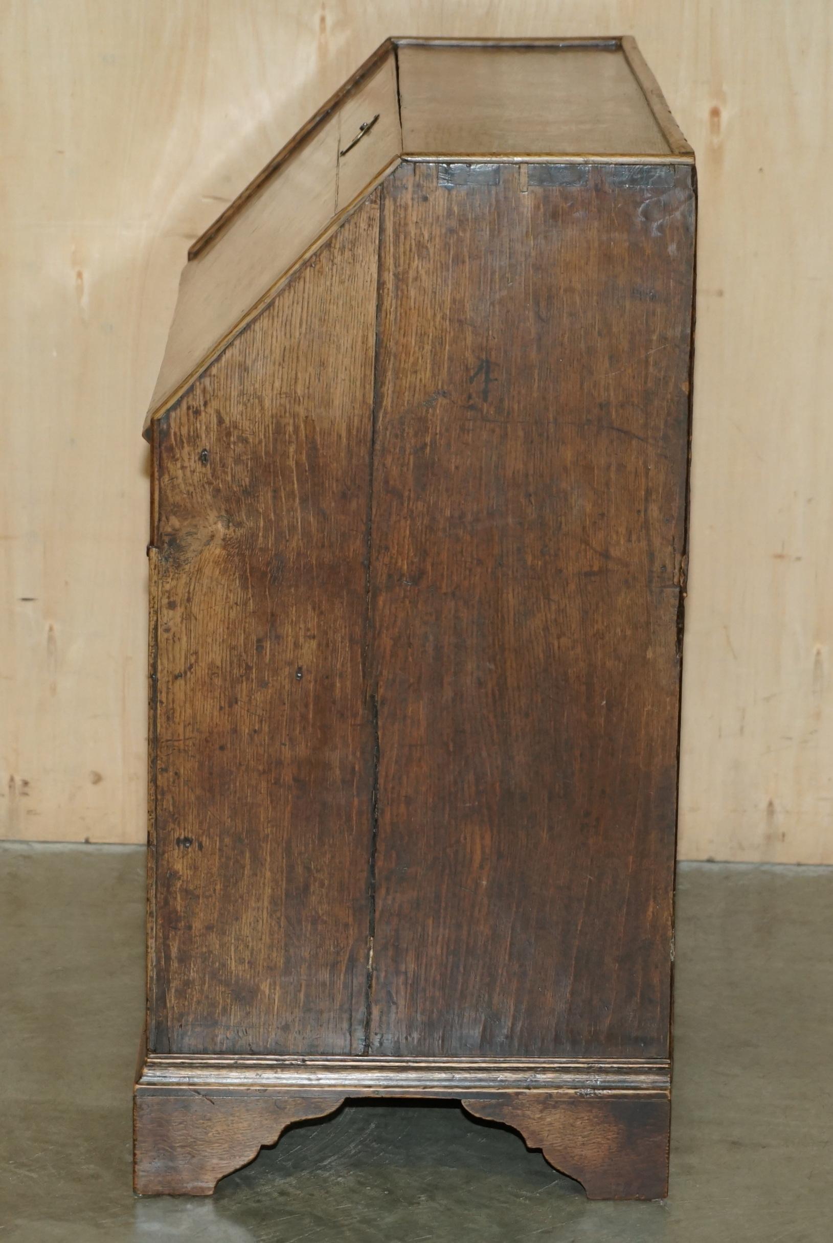 ESQUISITO SCRIVANIA DI CIRCA 1760 con piano in pelle verde in vendita 3