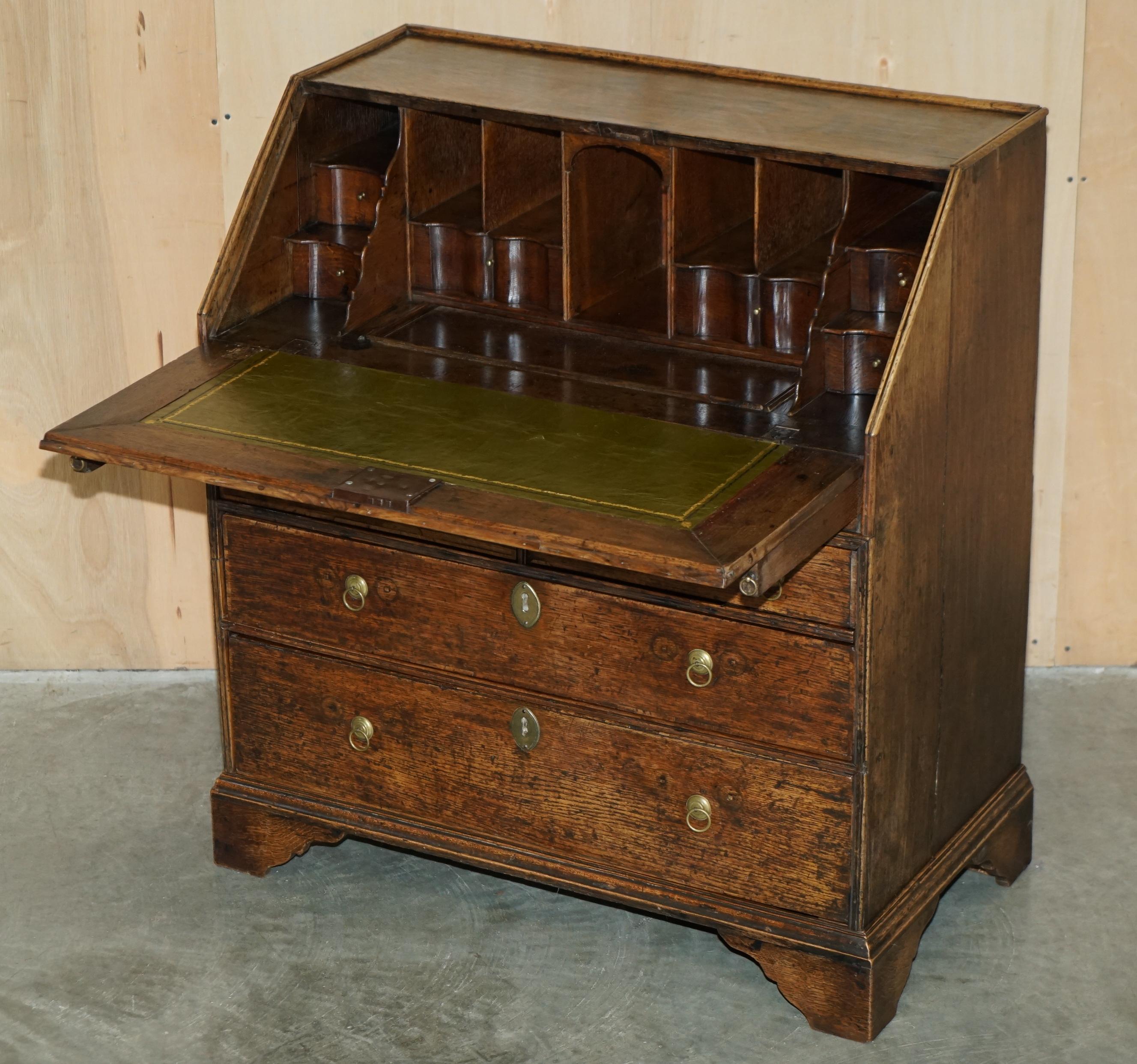 ESQUISITO SCRIVANIA DI CIRCA 1760 con piano in pelle verde in vendita 4