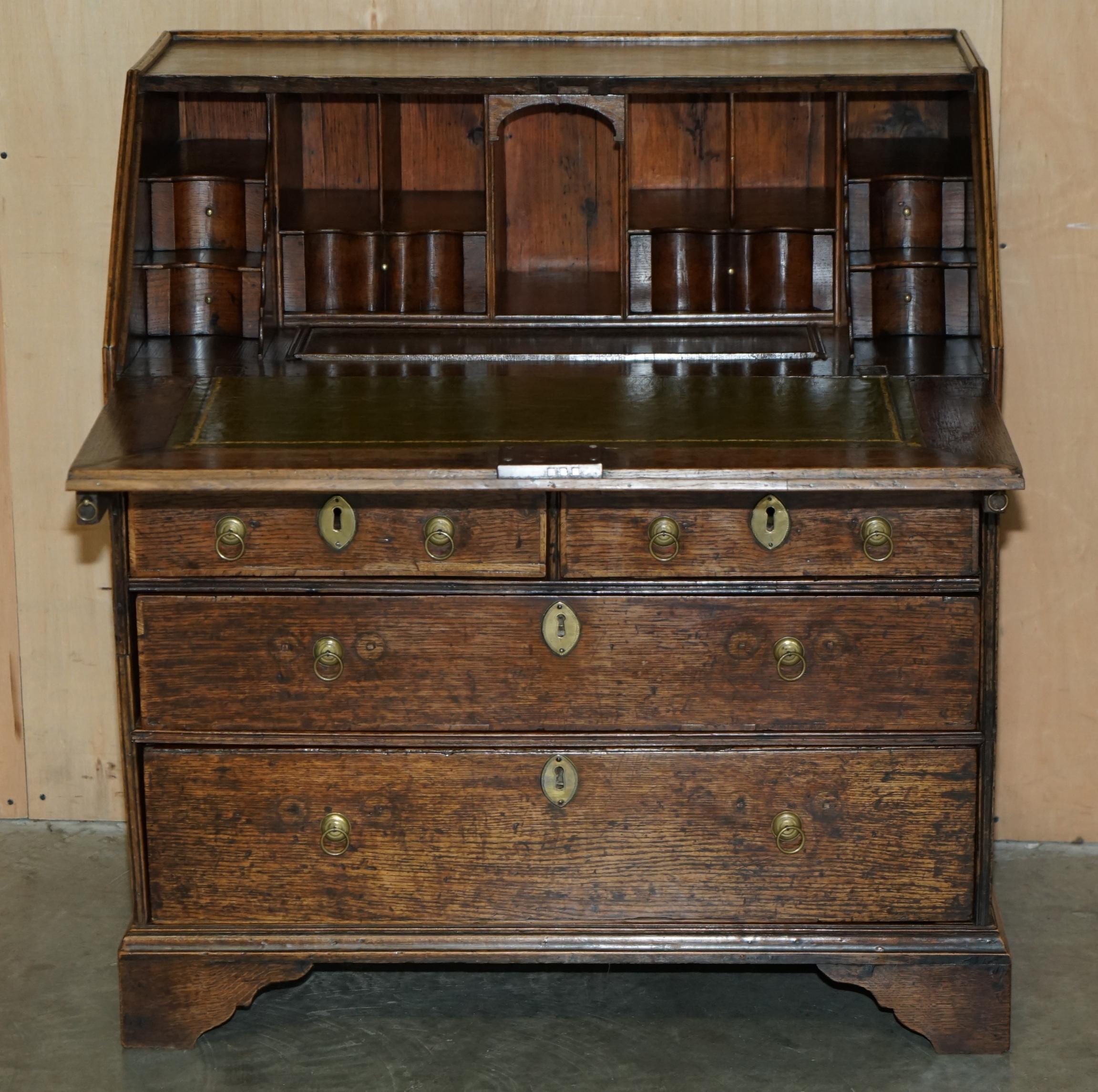 ESQUISITO SCRIVANIA DI CIRCA 1760 con piano in pelle verde in vendita 5