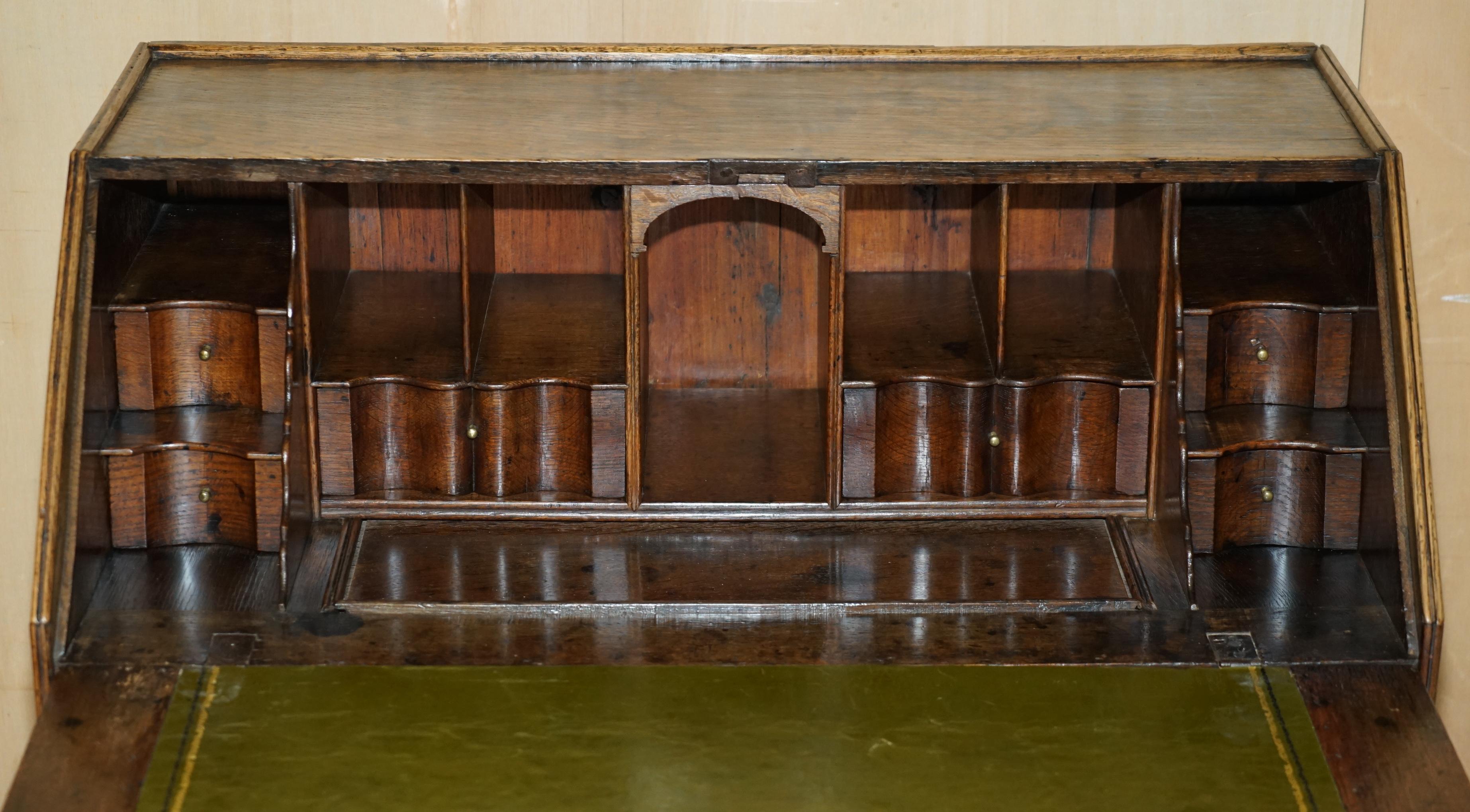 ESQUISITO SCRIVANIA DI CIRCA 1760 con piano in pelle verde in vendita 6