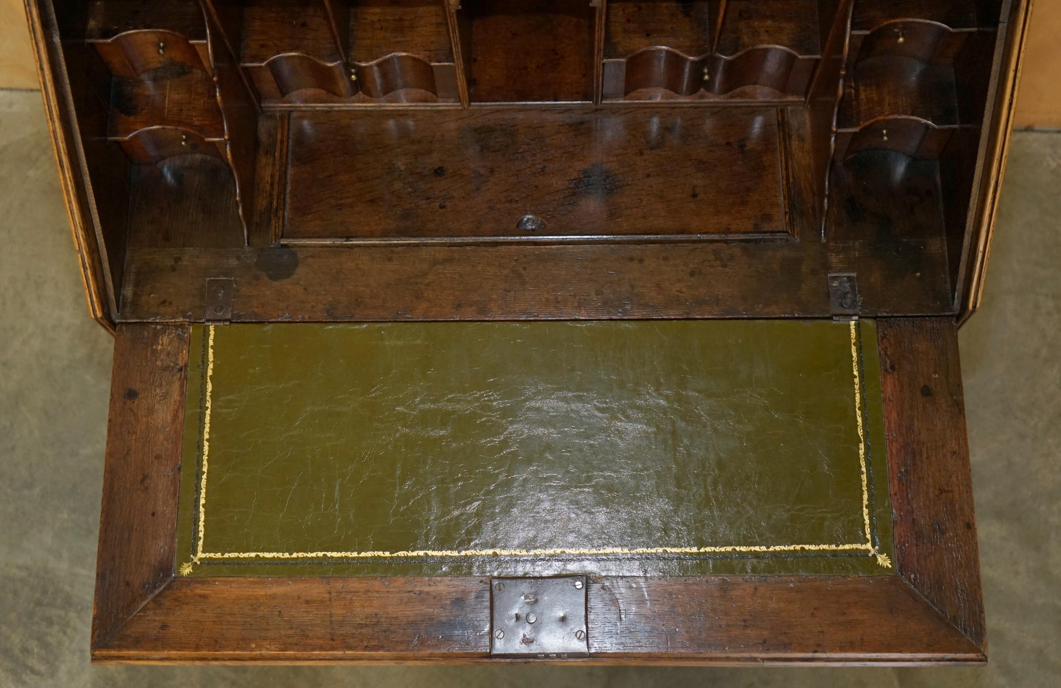ESQUISITO SCRIVANIA DI CIRCA 1760 con piano in pelle verde in vendita 7