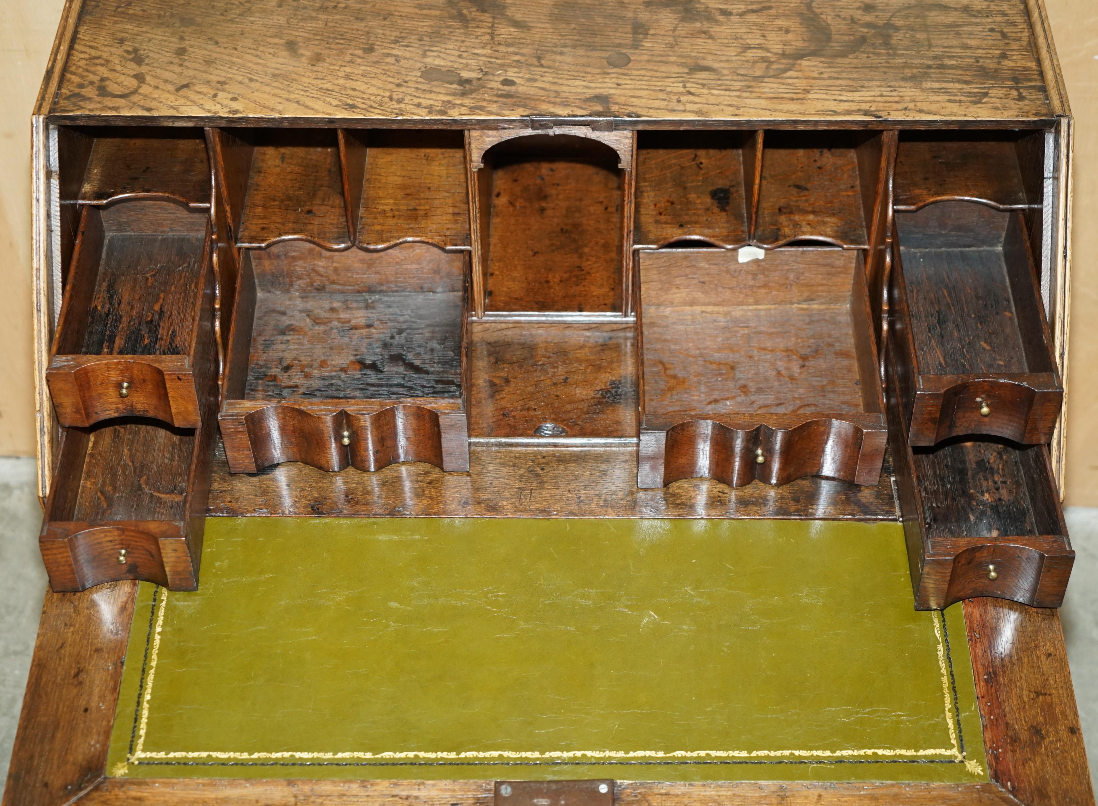 ESQUISITO SCRIVANIA DI CIRCA 1760 con piano in pelle verde in vendita 8