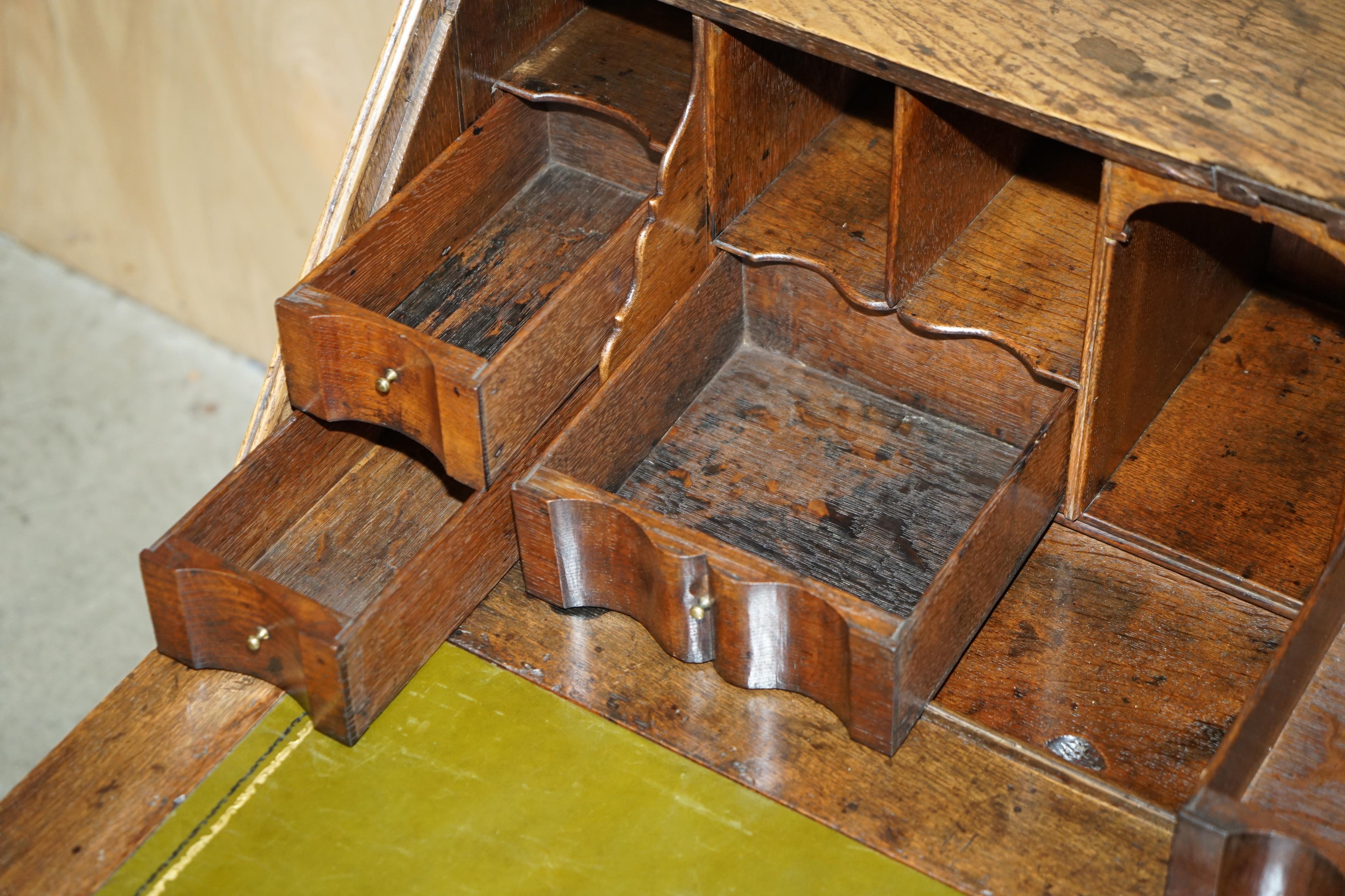ESQUISITO SCRIVANIA DI CIRCA 1760 con piano in pelle verde in vendita 9
