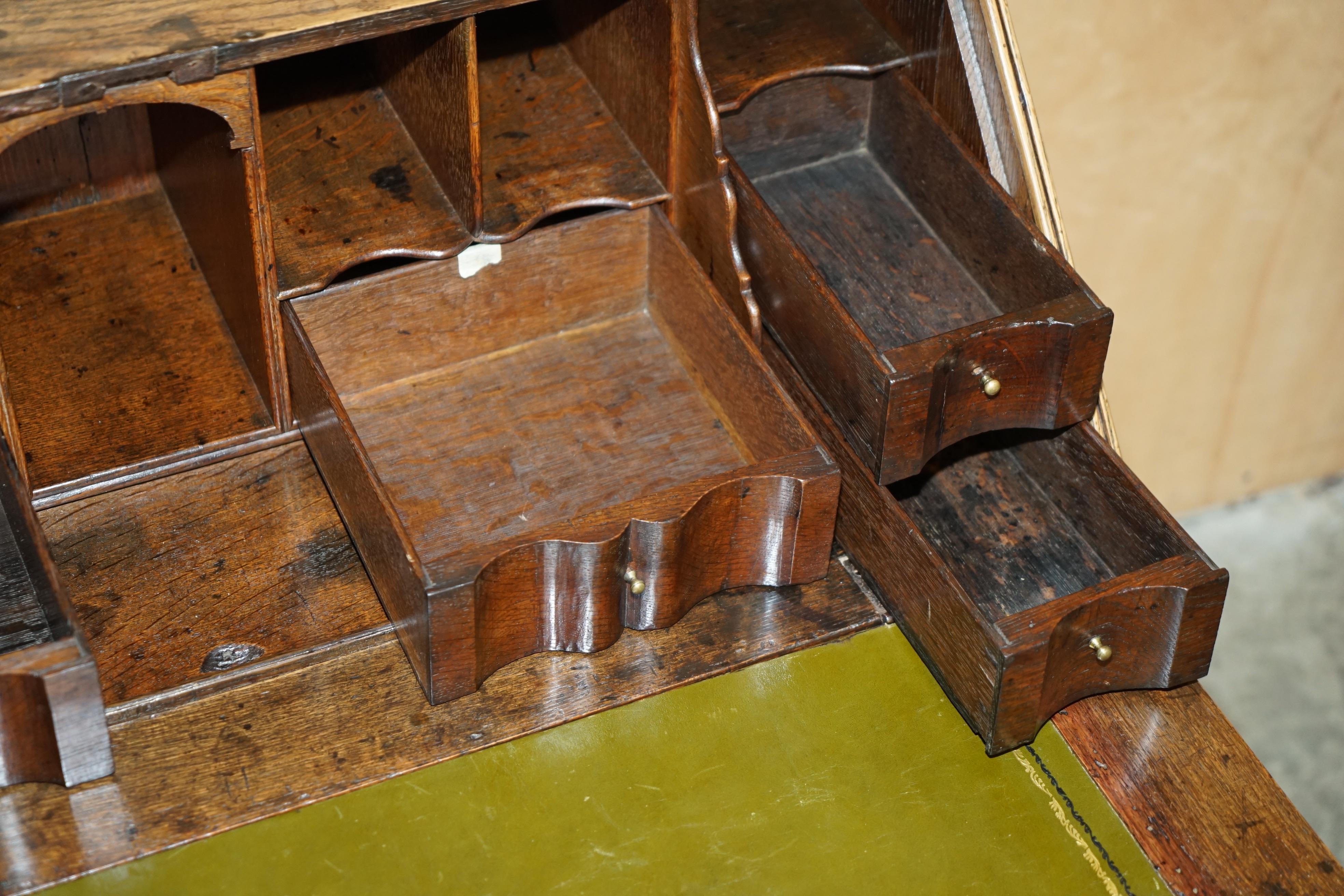ESQUISITO SCRIVANIA DI CIRCA 1760 con piano in pelle verde in vendita 10