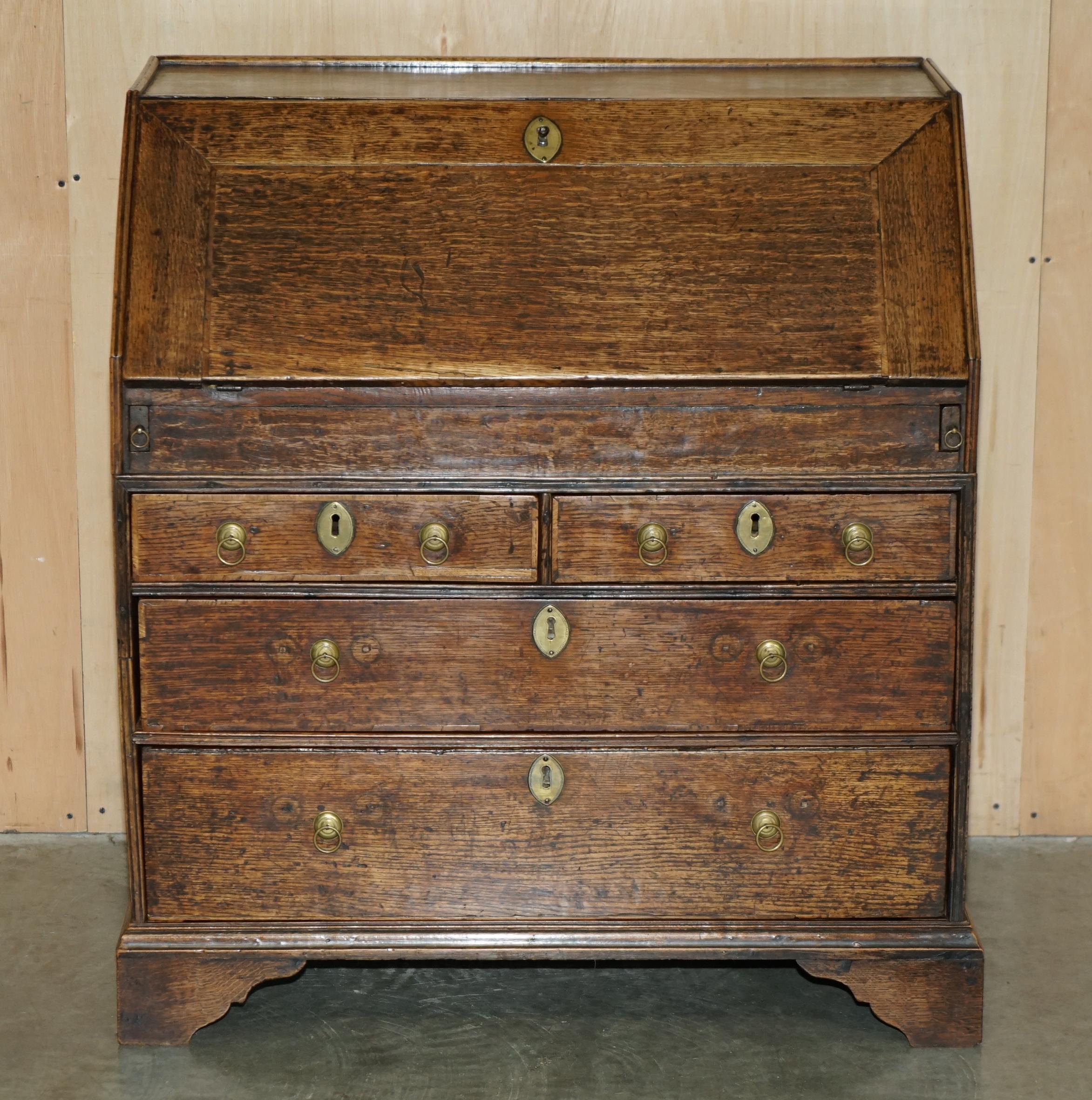Casa Reale Antiquariato

Royal House Antiques è lieta di offrire in vendita questo splendido scrittoio originale inglese del 1760 circa, in legno di quercia e con piano di scrittura in pelle verde. 

Tieni presente che le spese di spedizione