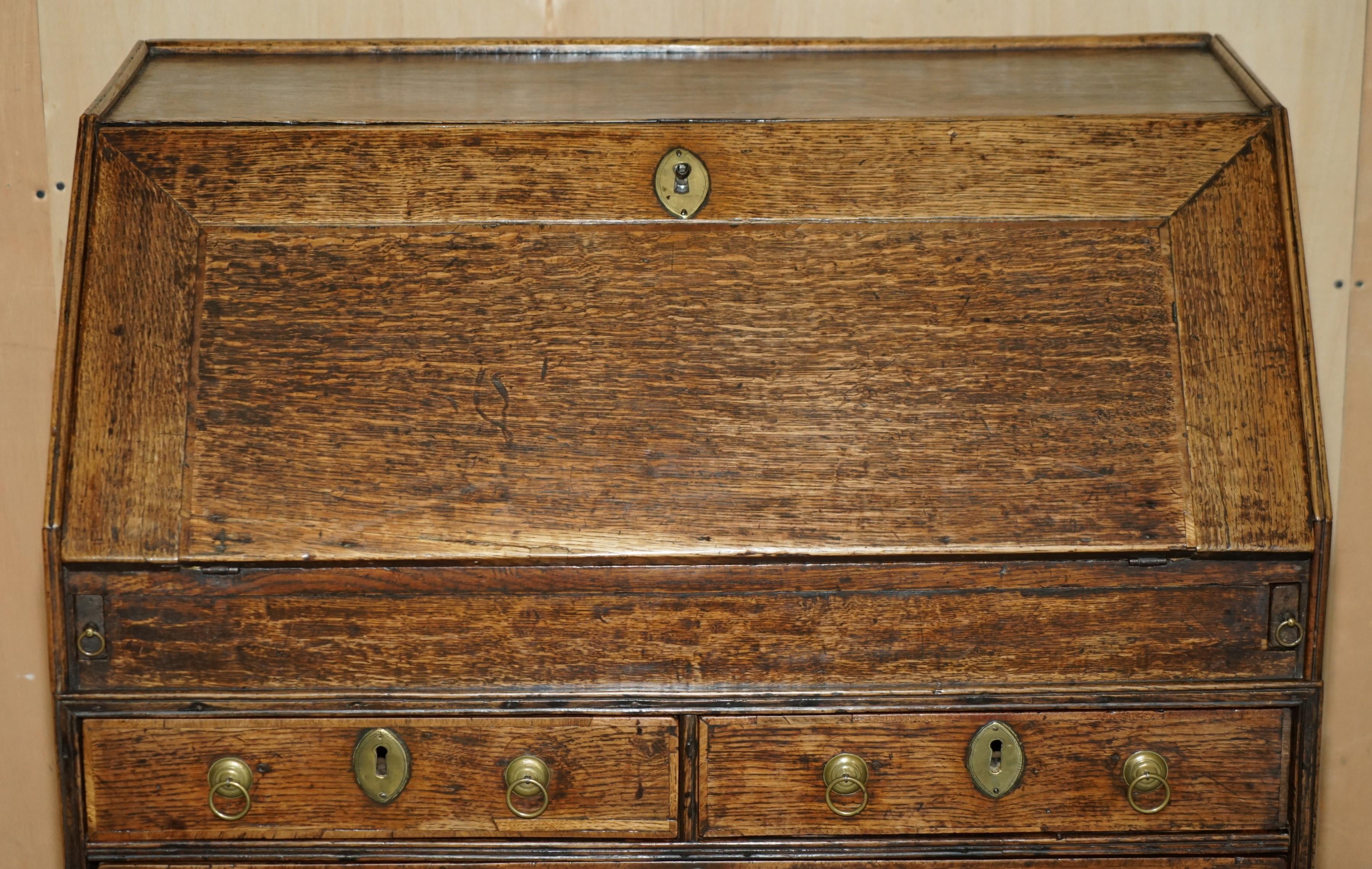Georgiano ESQUISITO SCRIVANIA DI CIRCA 1760 con piano in pelle verde in vendita