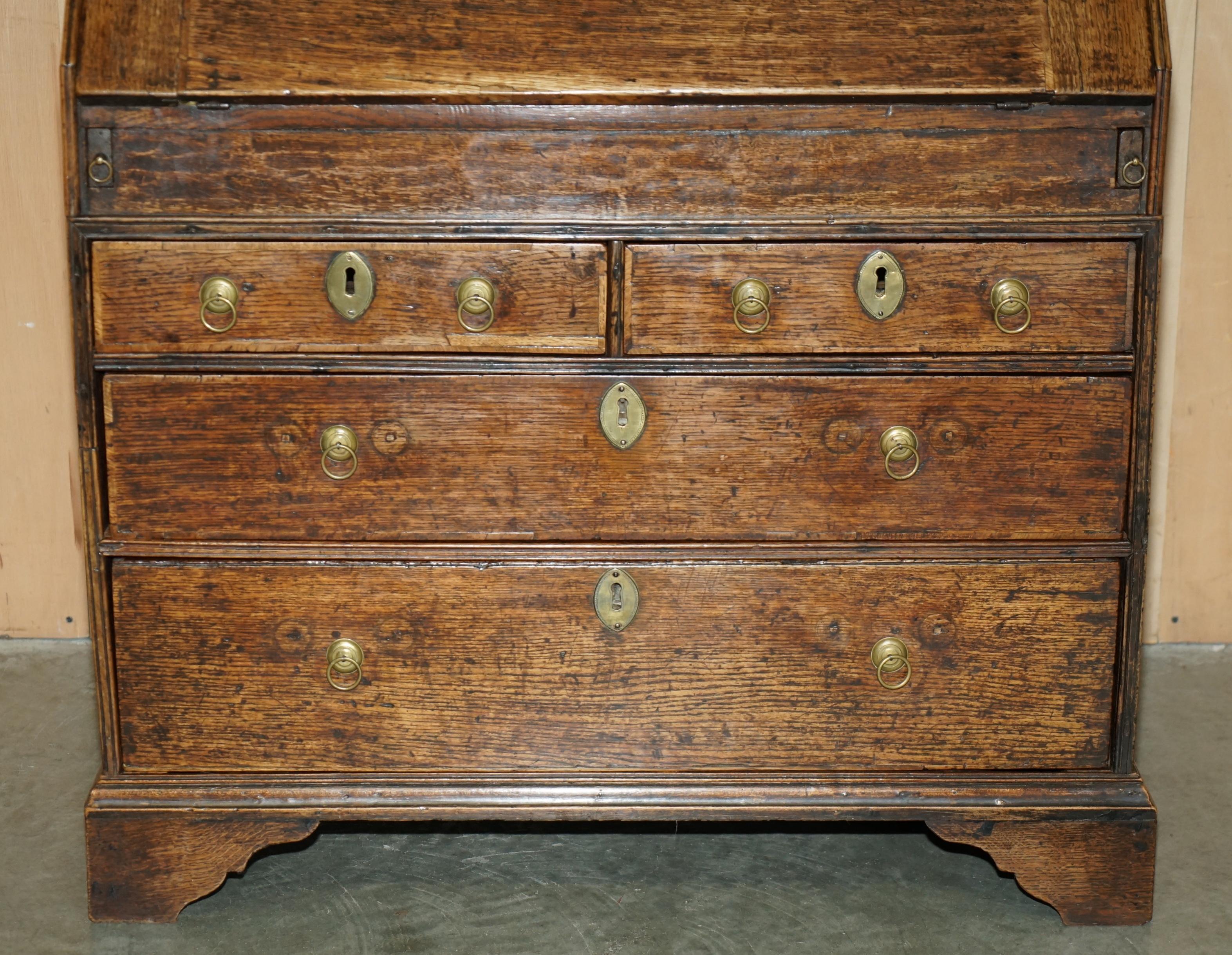 Inglese ESQUISITO SCRIVANIA DI CIRCA 1760 con piano in pelle verde in vendita