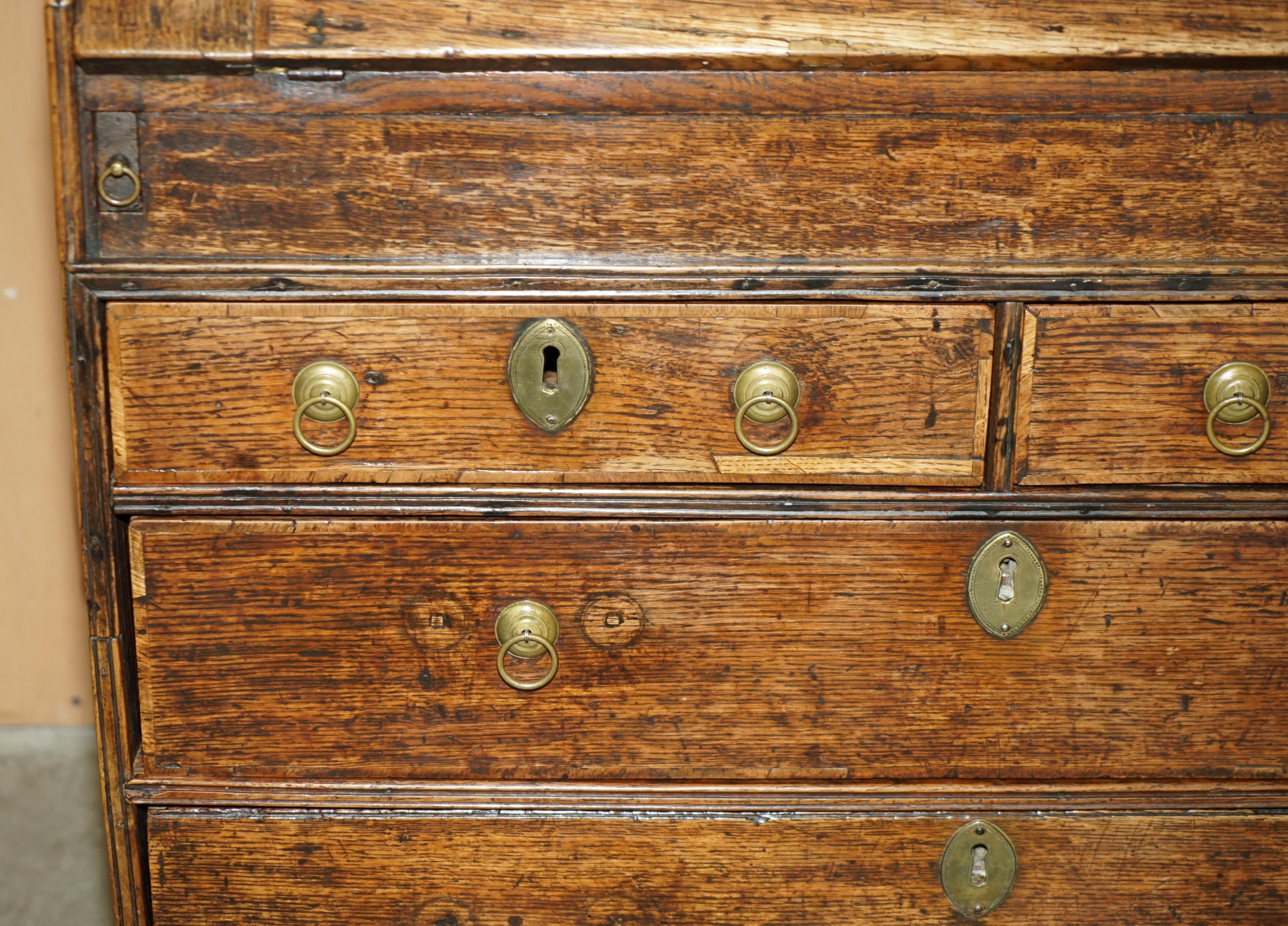 Fatto a mano ESQUISITO SCRIVANIA DI CIRCA 1760 con piano in pelle verde in vendita