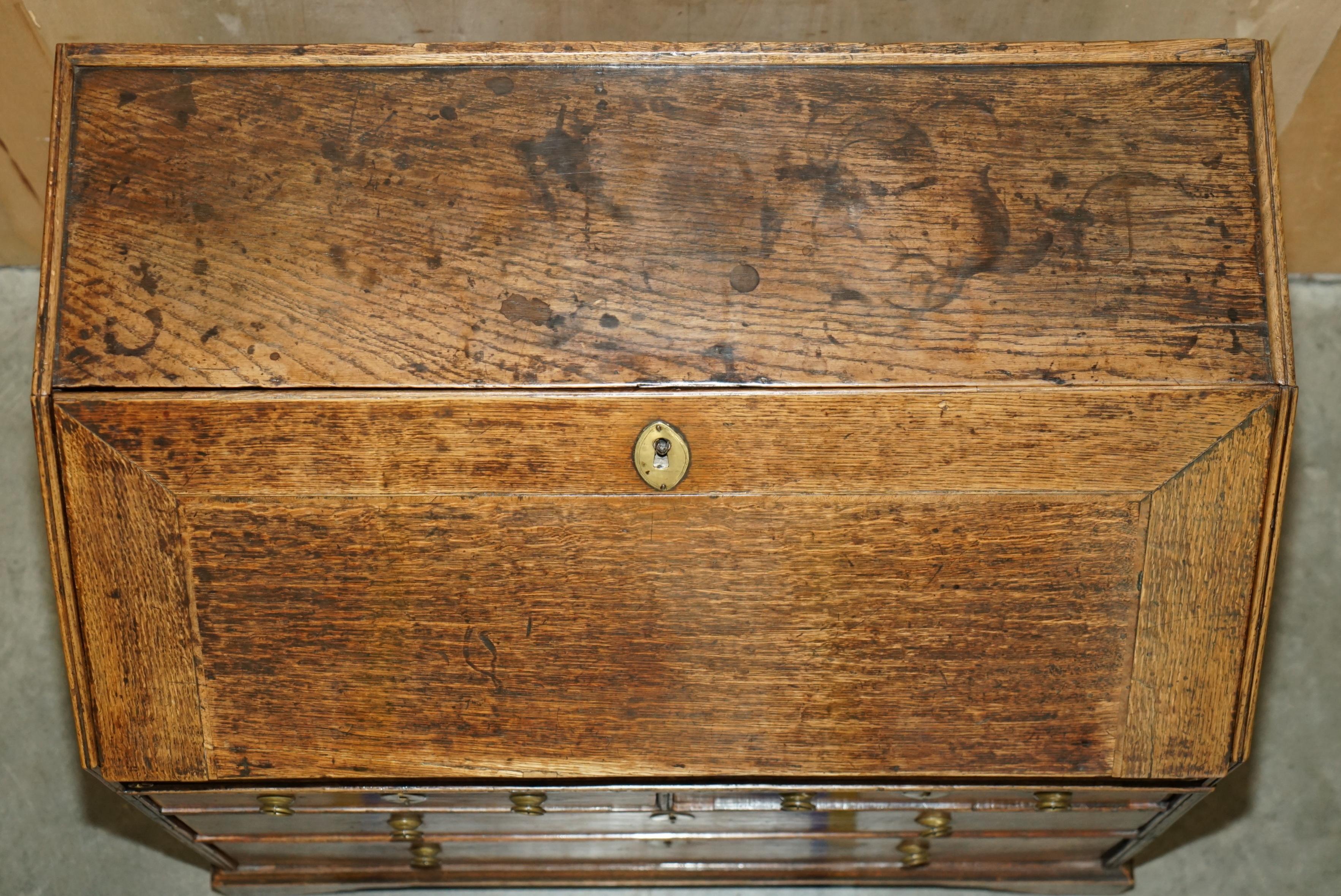 Metà XVIII secolo ESQUISITO SCRIVANIA DI CIRCA 1760 con piano in pelle verde in vendita
