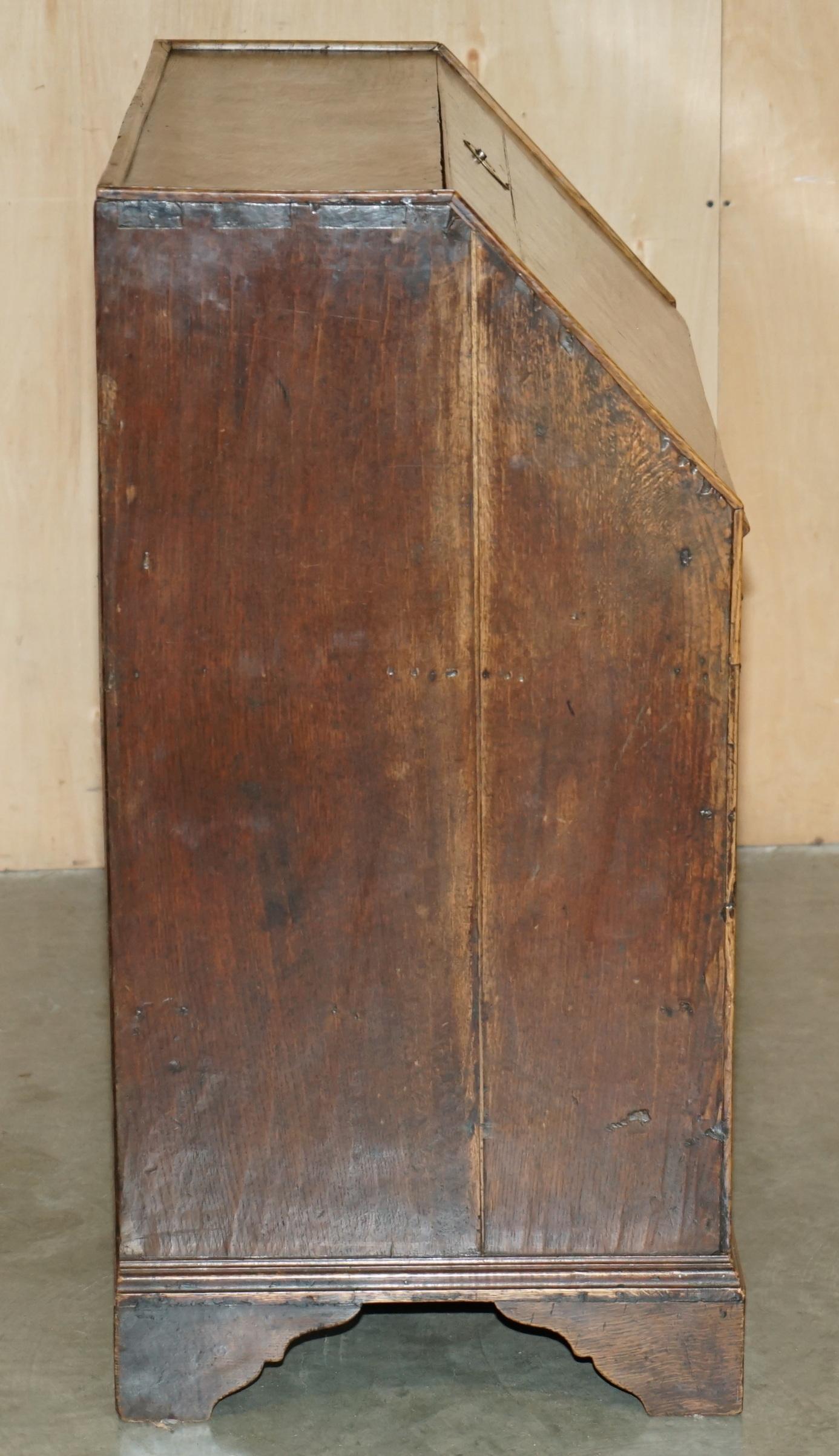 Pelle ESQUISITO SCRIVANIA DI CIRCA 1760 con piano in pelle verde in vendita