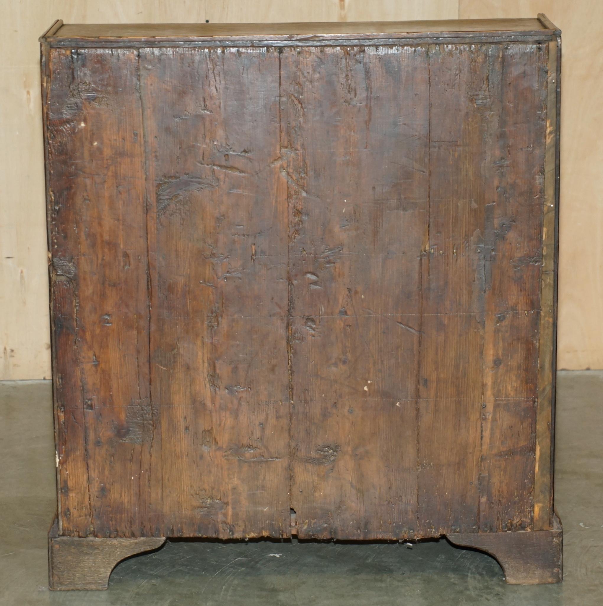 ESQUISITO SCRIVANIA DI CIRCA 1760 con piano in pelle verde in vendita 1